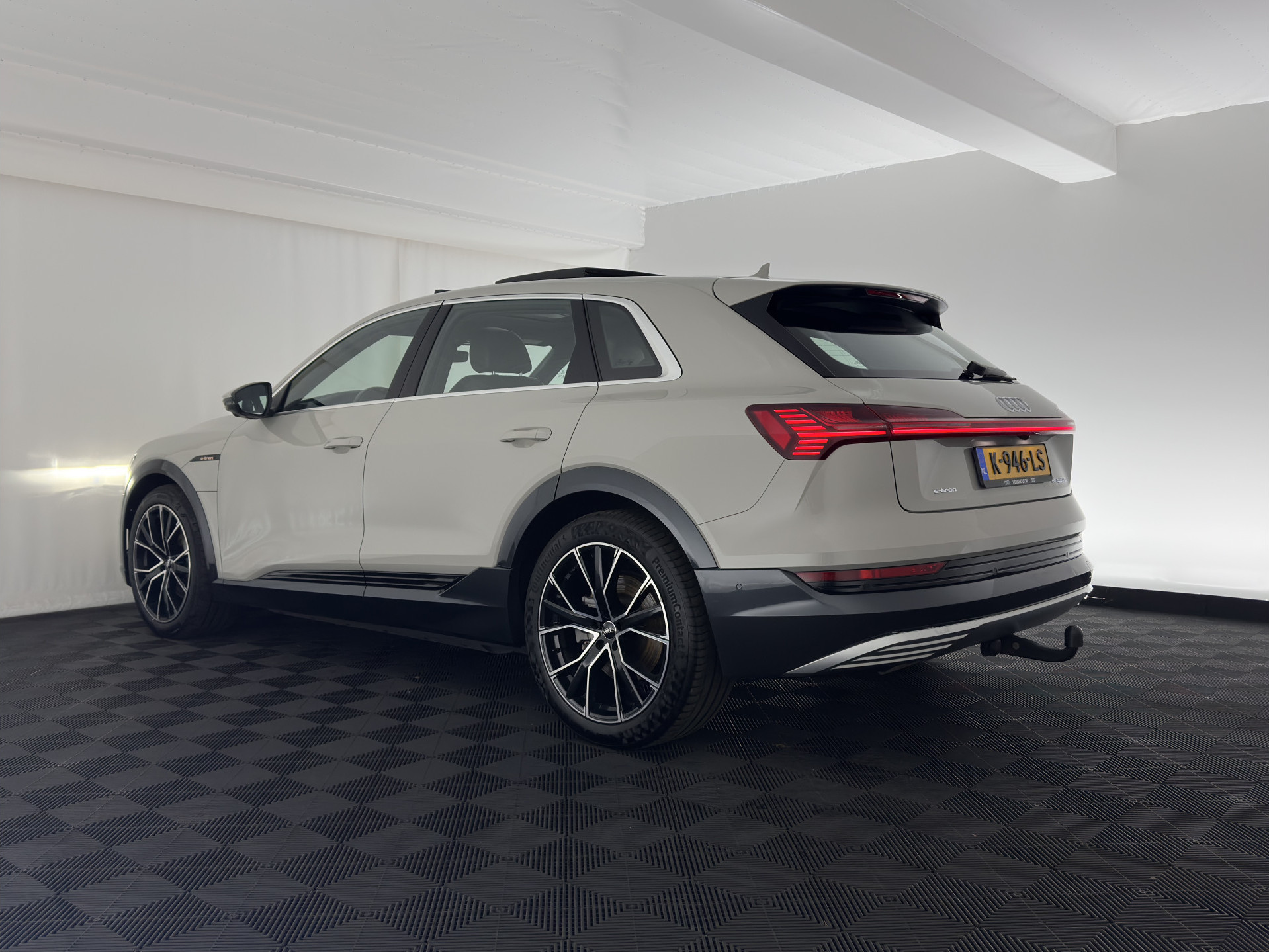 Audi e-tron 55 quattro advanced 95 kWh [ 3-Fase ] (INCL-BTW) *PANO | LUXURY-LEATHER | ADAPTIVE-CRUISE | FULL-LED | DIGI-COCKPIT | KEYLESS | MEMORY-PACK | AIR-SUSPENSION | CAMERA | AMBIENT-LIGHT |  NAVI-FULLMAP | SHIFT-PADDLES | DAB+ | COMFOR