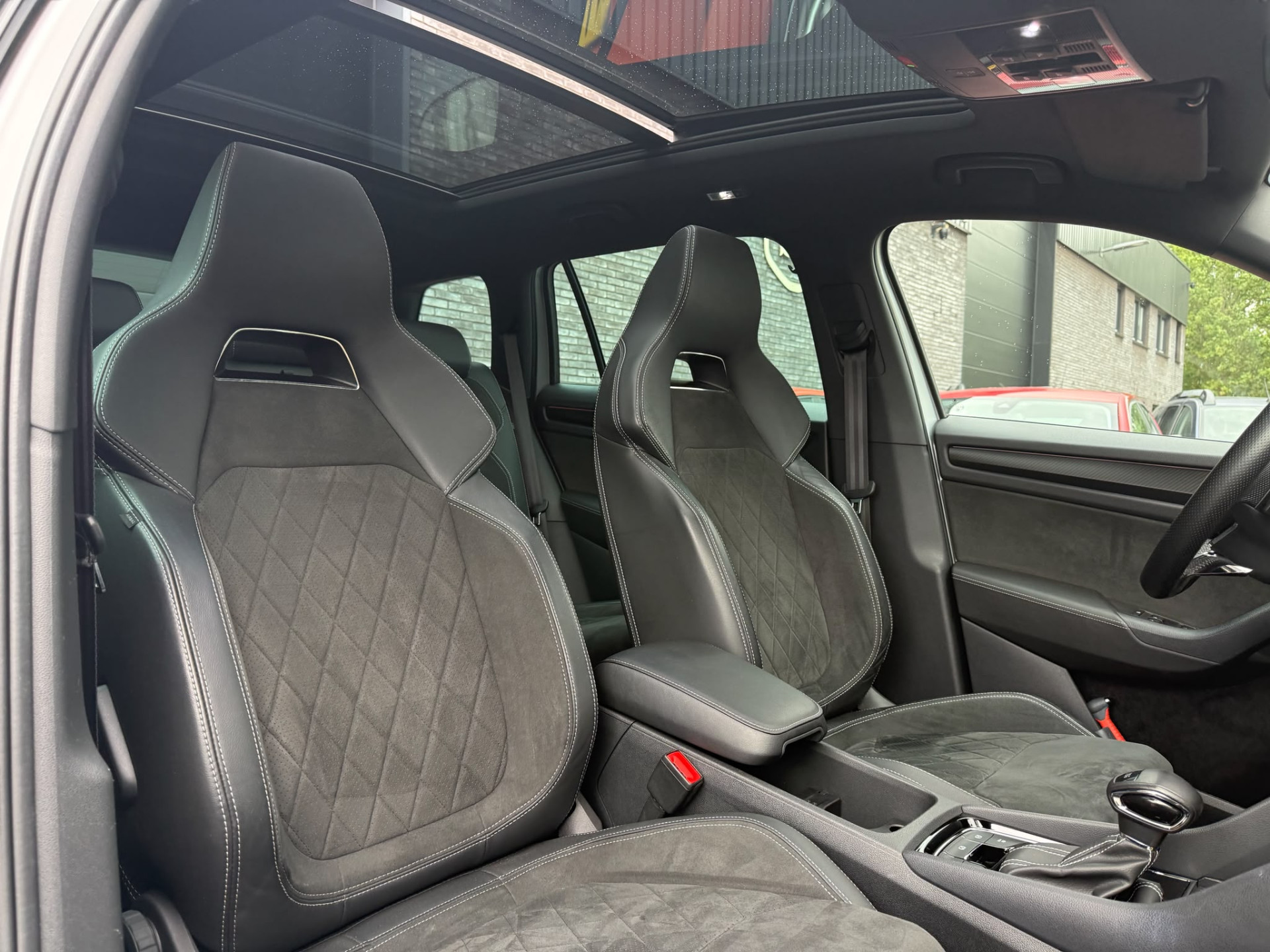 ŠKODA Kodiaq 1.5 TSI Sportline Business | 1E EIGENAAR | 3/6/12 MND GARANTIE | AUTOMAAT | PANO | LED | DAB | MEMORY | CARPLAY | DIGITAAL COCKPIT | TREKHAAK |