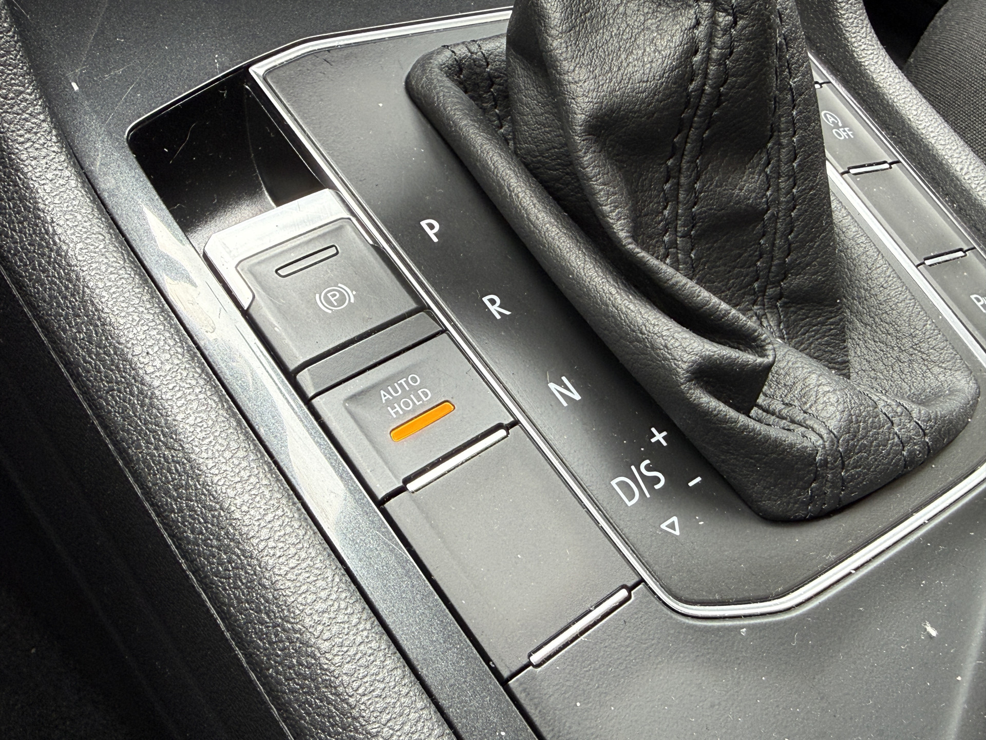 Volkswagen Tiguan 1.5 TSI ACT Comfortline | Apple Carplay | ACC | Trekaak | Draadloze lader
