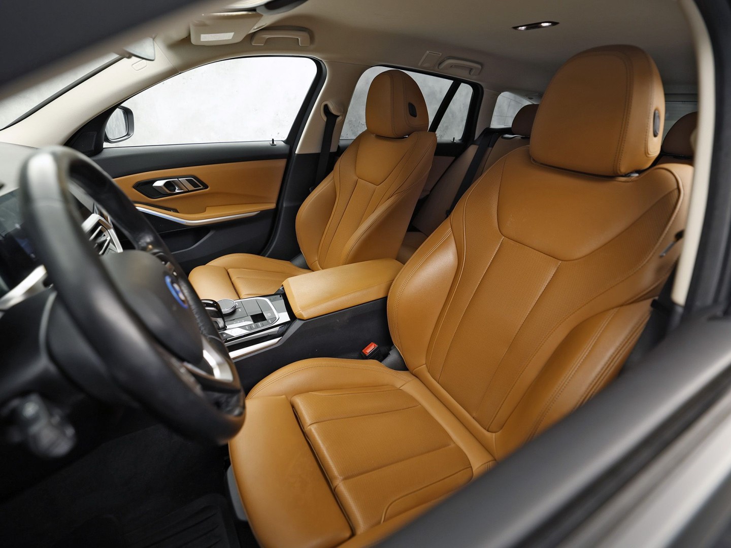 BMW 3-serie Touring 330e Sport 292Pk Automaat (APPLE CARPLAY, SOH 90,2%, GROOT NAVI, COGNAC LEDER, CAMERA, STOELVERWARMING, SFEERVERLICHTING, ELEK ACHTERKLEP, GETINT GLAS, NIEUWSTAAT)