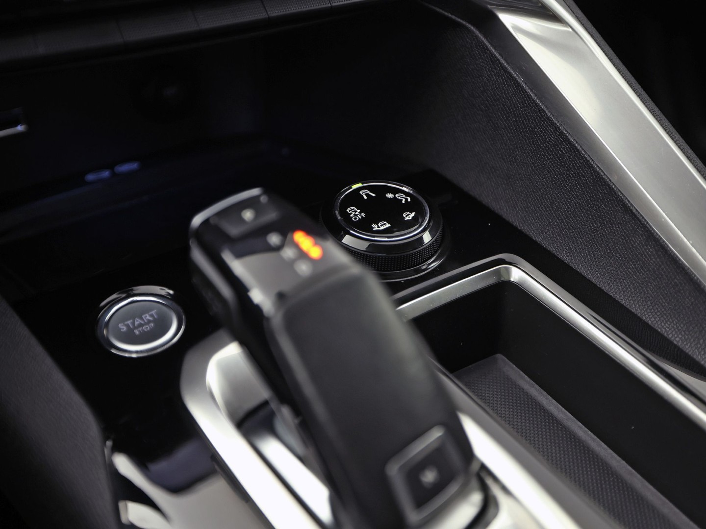 Peugeot 3008 1.2 PureTech Sport Automaat (PANORAMADAK, APPLE CARPLAY, GROOT NAVI, 360 CAMERA, LEDER, STOELVERWARMING, SPORTSTOELEN, GETINT GLAS, KEYLESS, DRIVE SELECT, NIEUWSTAAT)