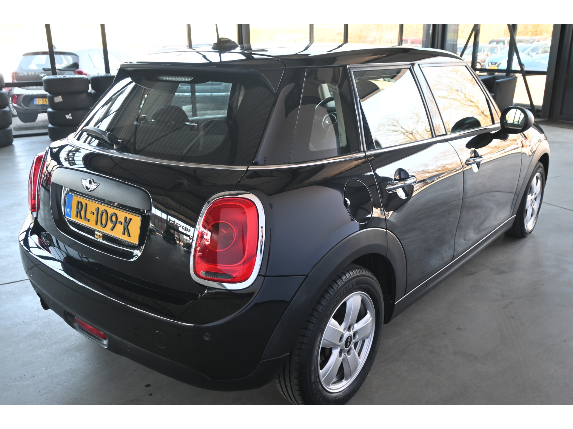 MINI Mini 1.5 Business Nap Airco Cruise control Navigatie Lichtmetaal Inruil mogelijk