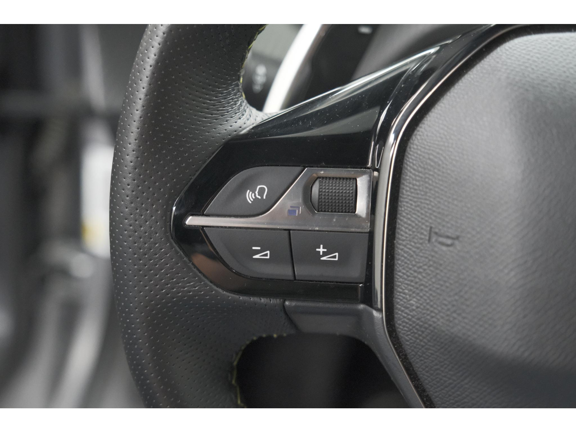 Peugeot 2008 PureTech 130 EAT8 GT | 360 Camera | Adaptieve Cruise Control | Dodehoekdetectie | Navigatie