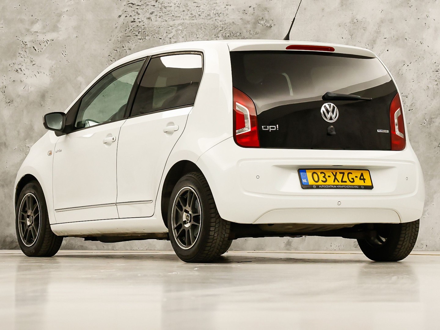 Volkswagen up! 1.0 high up! (NAVIGATIE, 5 DEURS, GETINT GLAS, LM VELGEN, SPORTSTOELEN, PARKEERSENSOREN, ELEK RAMEN, NIEUWSTAAT)