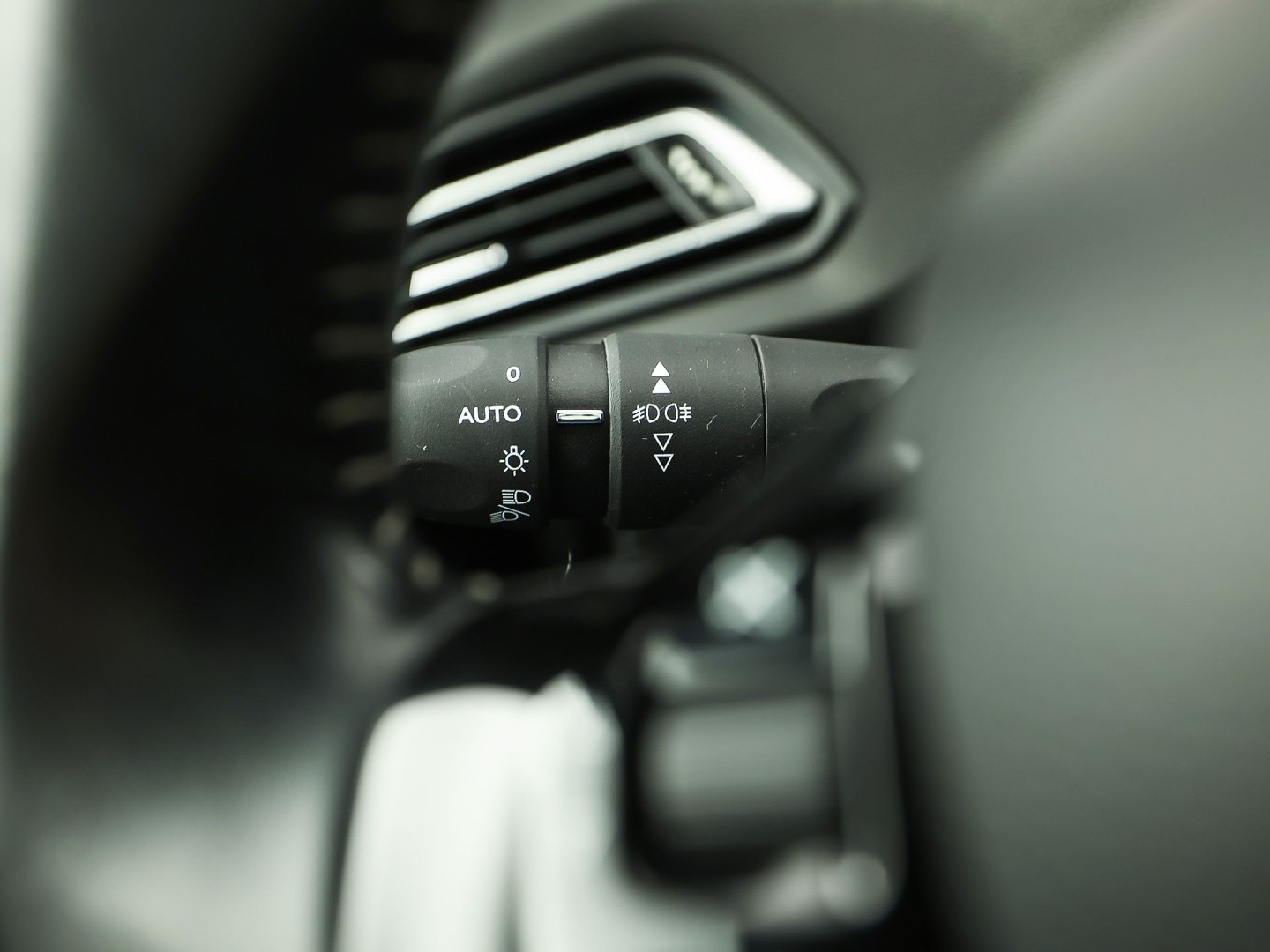 Peugeot 308 SW 1.2 PureTech Sport (PANORAMADAK, APPLE CARPLAY, GROOT NAVI, TREKHAAK, GETINT GLAS, SPORTSTOELEN, PARKEERSENSOREN, CRUISE, NIEUWSTAAT)