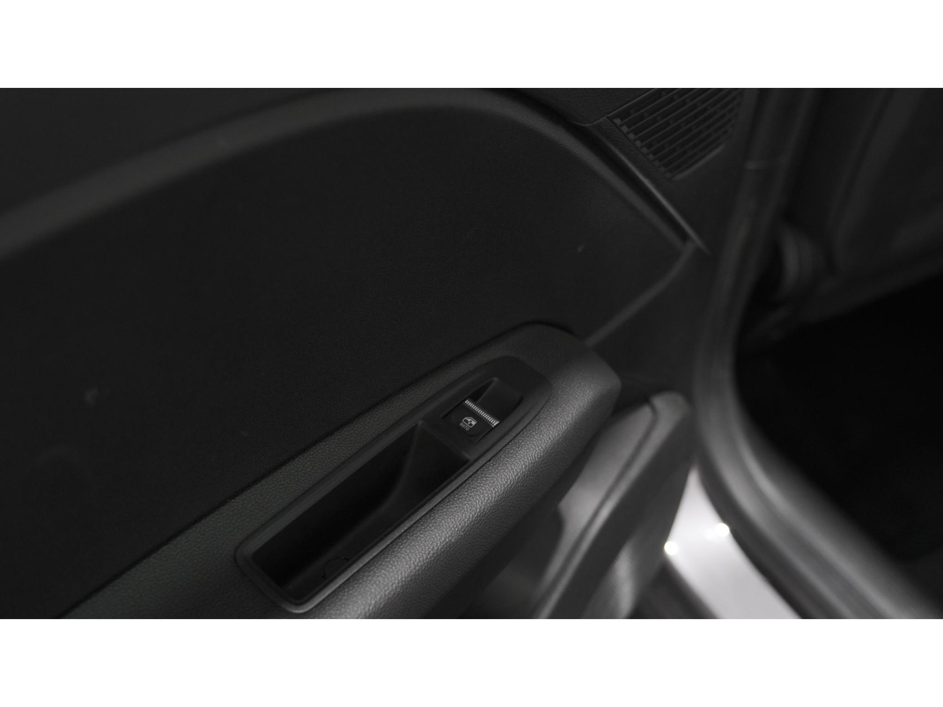 Renault Captur Mild Hybrid 140 EDC Techno | 360 Camera | 9.3 Inch Grootscherm | Stoelverwarming | Apple Carplay | 18 Inch Lichtmetalen Velgen