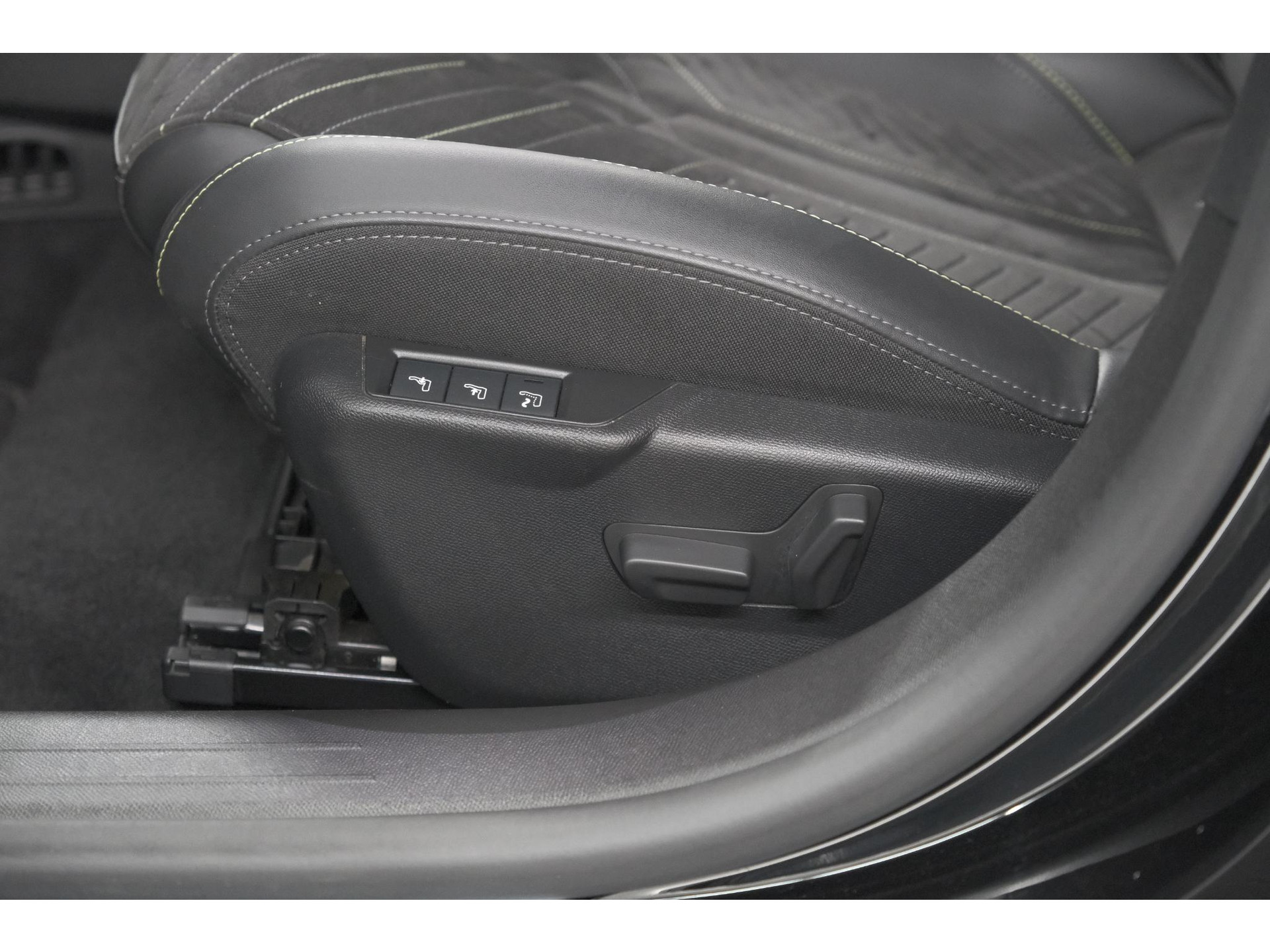 Peugeot 208 1.2 Hybrid 145 e-DCS6 GT | Alcantara Pakket | Camera | Apple Carplay | Stoelverwarming