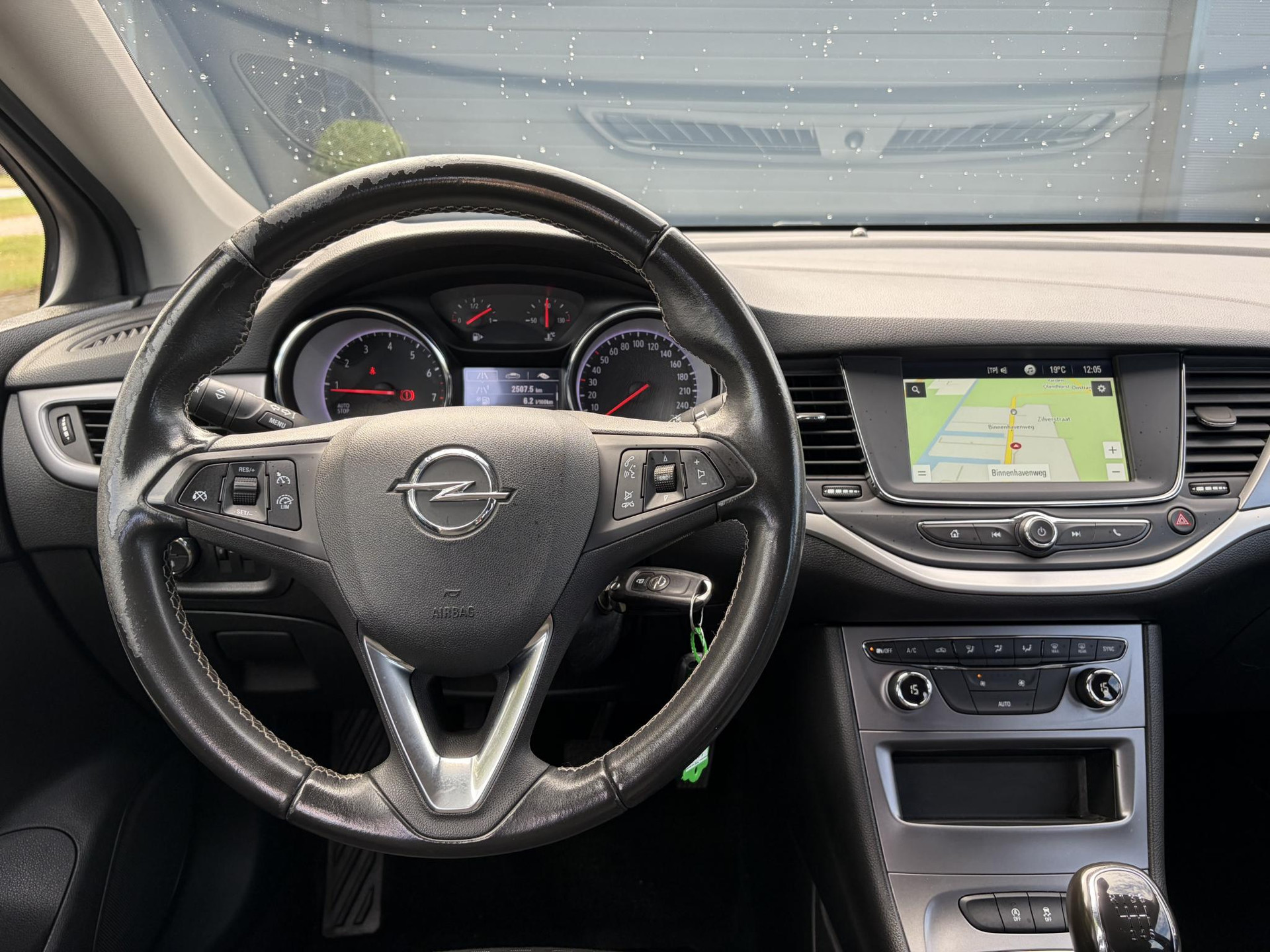 Opel Astra 1.2 Business Edition 147pk l 2e Eigenaar l Trekhaak l Navi l Carplay l 6 Bak l Clima l Cruise l Pdc V+A l Recent beurt gehad l Lm velgen l N.A.P l Apk tot 07-2028