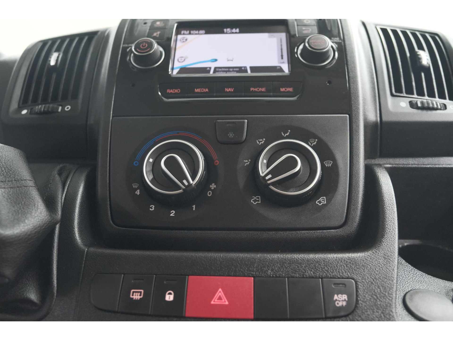 Peugeot Boxer 330 2.2 BlueHDi 140 L2H2 Premium | Navigatie | Houtenvloer In Laadruimte | Airco