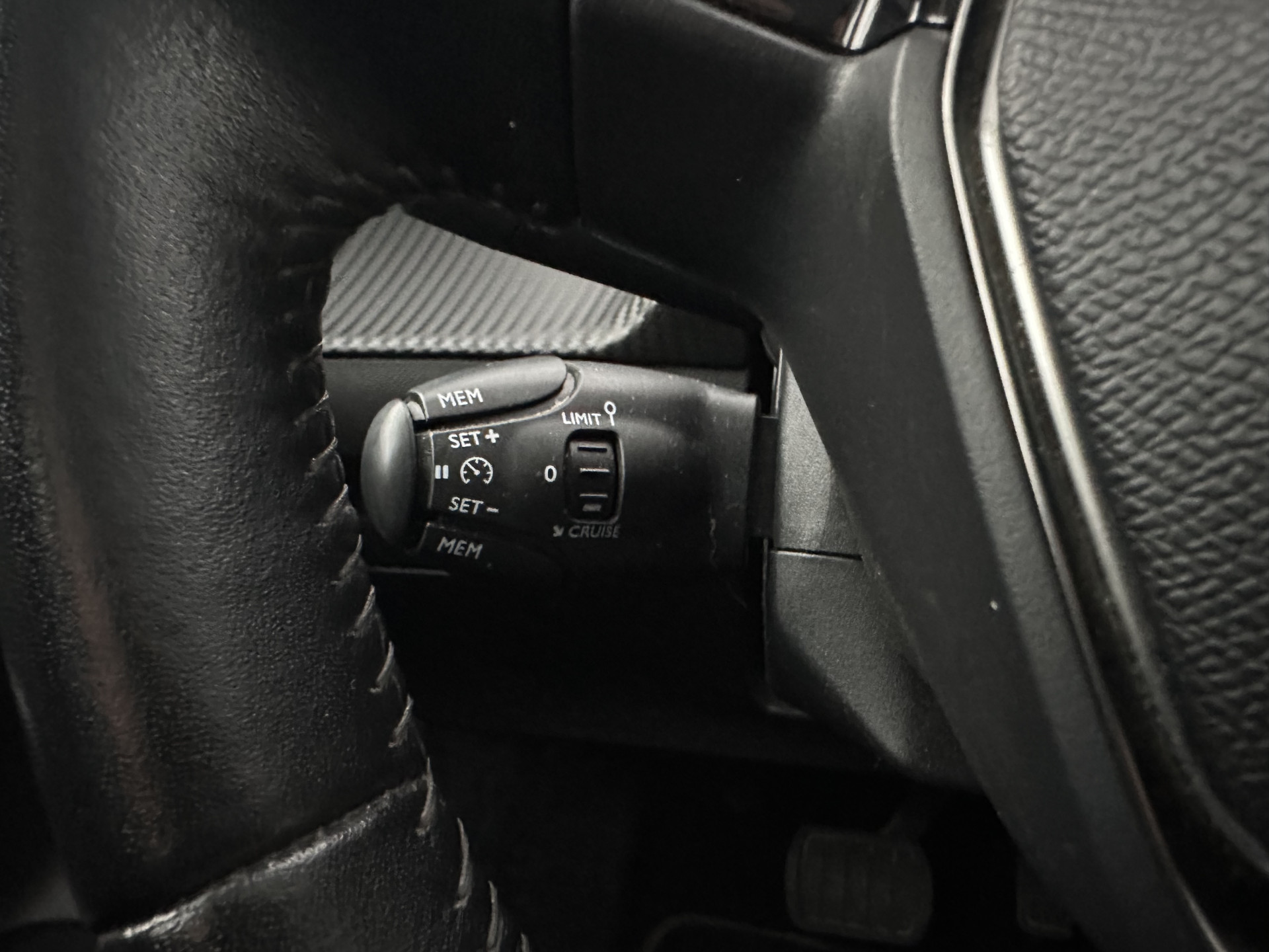 Peugeot e-208 EV Allure 50 kWh {SOH-91%} Aut *FULL-LED | DIGI-COCKPIT | BLINDSPOT | CAMERA | NAVI-FULLMAP | LANE-ASSIST | KEYLESS | DAB | CCS-FASTLOADER | TOP-VIEW | AMBIENT-LIGHT | PRIVACY-GLASS | 17"ALU*