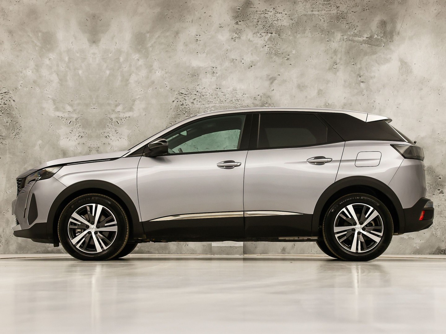 Peugeot 3008 1.6 HYbrid 225 Allure Sport 225Pk Automaat (APPLE CARPLAY, GROOT NAVI, 360 CAMERA, LEDER, SPORTSTOELEN, KEYLESS, GETINT GLAS, ZWART HEMEL, NIEUWSTAAT)