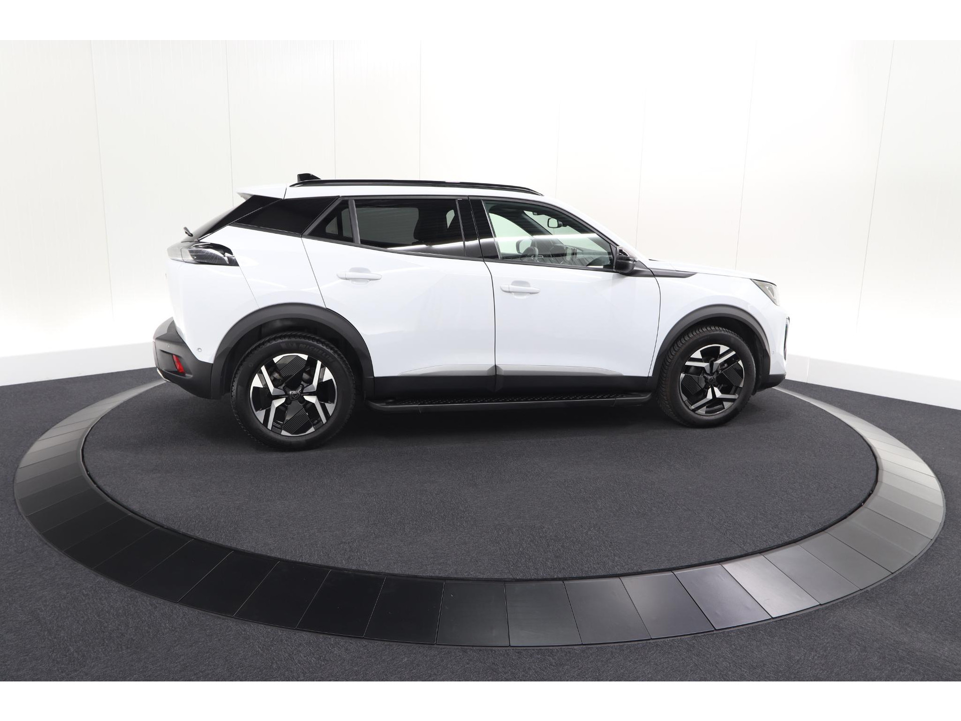 Peugeot 2008 PureTech 130 EAT8 Allure | Allseason banden | 360 Camera | Dodehoekdetectie | Apple Carplay | Stoelverwarming