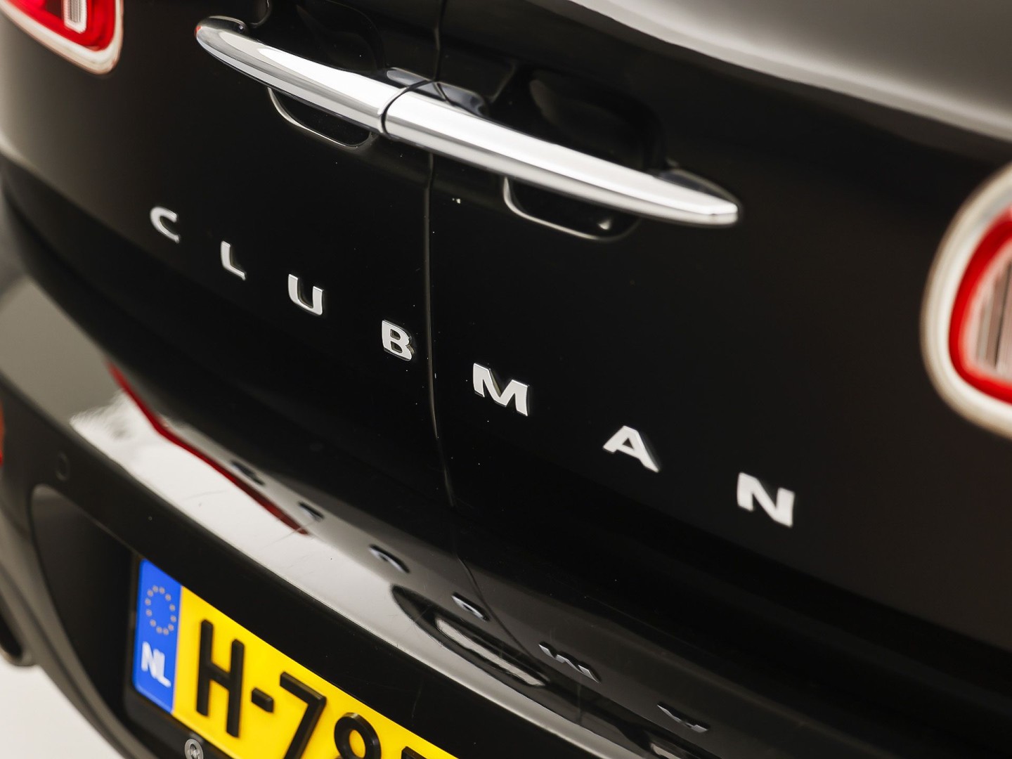 MINI Clubman 1.5 Chili Black Sport Automaat (PANORAMADAK, NAVIGATIE, LEDEREN SPORTSTOELEN, STOELVERWARMING, CRUISE, CLIMATE, ZWART HEMEL, NIEUWE APK)