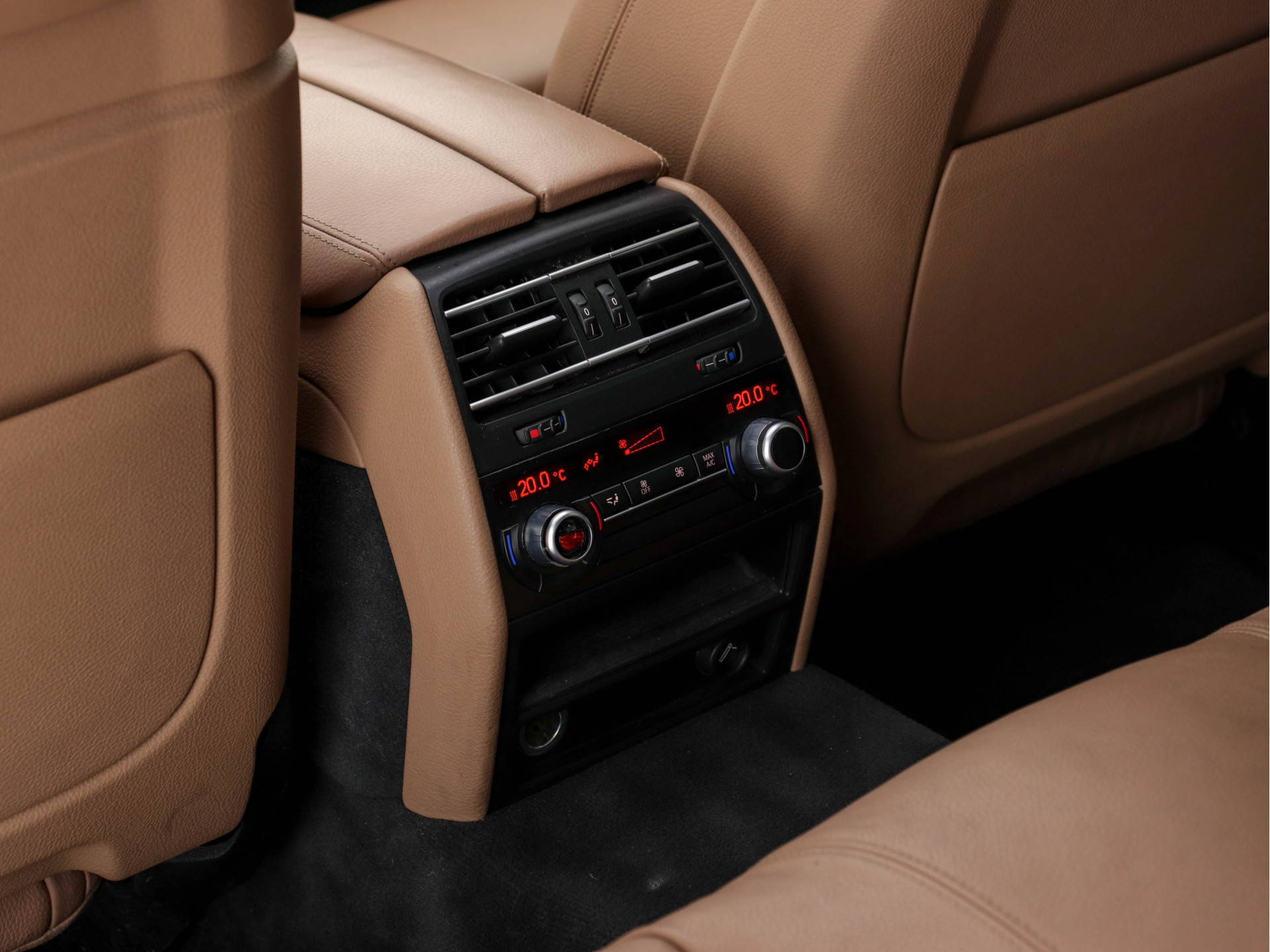 BMW 7-serie 740d xDrive M-Sport Aut. *PANO | LEATHER | FULL-LED | SURROUND-VIEW | NAVI-FULLMAP | SOFT-CLOSE | HEAD-UP | HARMAN/KARDON-AUDIO | KEYLESS | CRUISE | HEATED-SPORTSEATS | LANE-ASSIST | MEMORY-PACK | TOWBAR