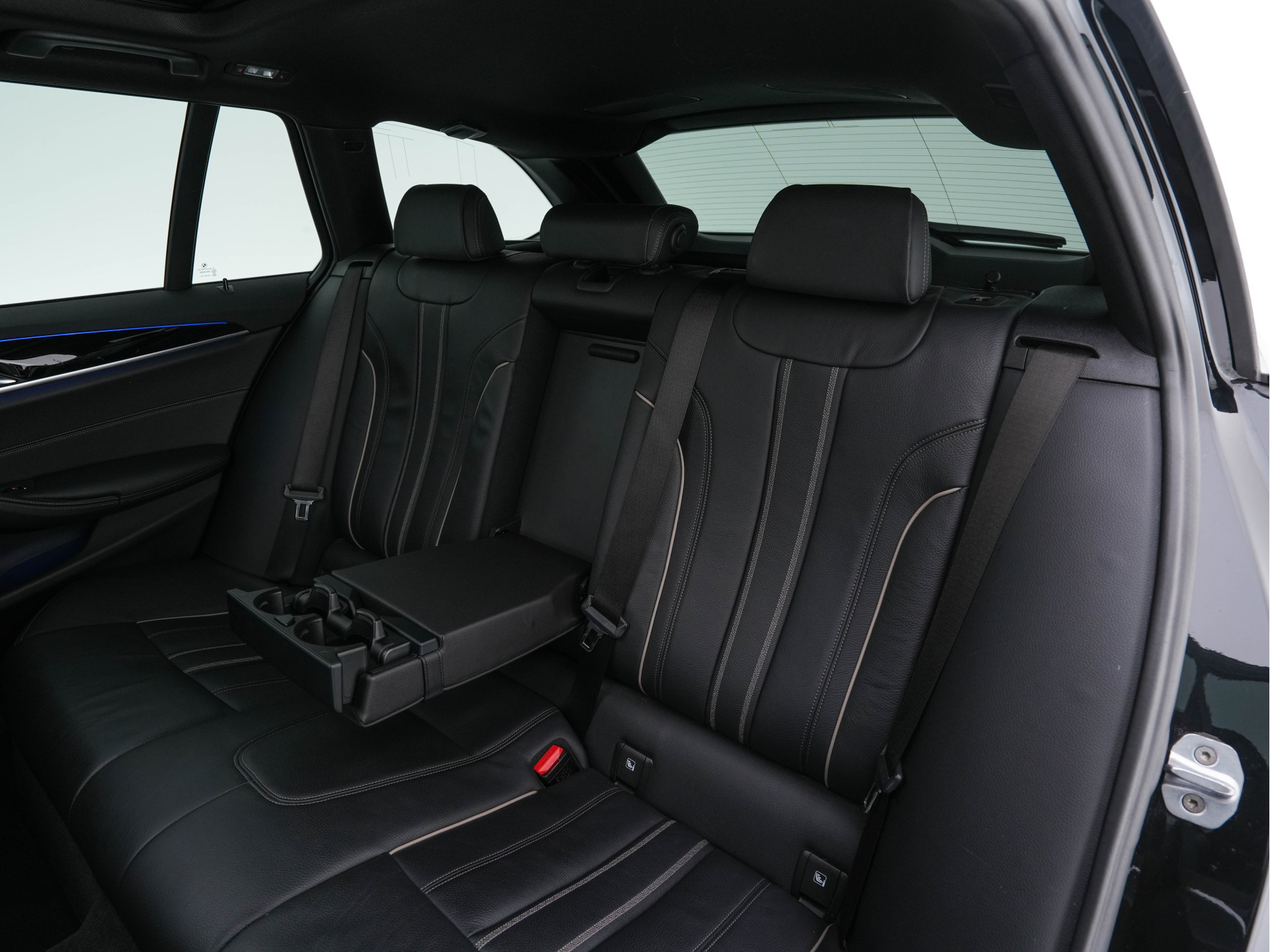 BMW 5-serie Touring 530d Sportline High Executive Aut. *PANO | LEATHER | FULL-LED | MEMORY-PACK | TOP-VIEW | HEATED-COMFORTSEATS | NAVI-FULLMAP | PRIVACY-GLASS | AMBIENT-LIGHT | ECC | CARPLAY | PDC | TOWBAR | SHIFT-PADDLES | 20"ALU*