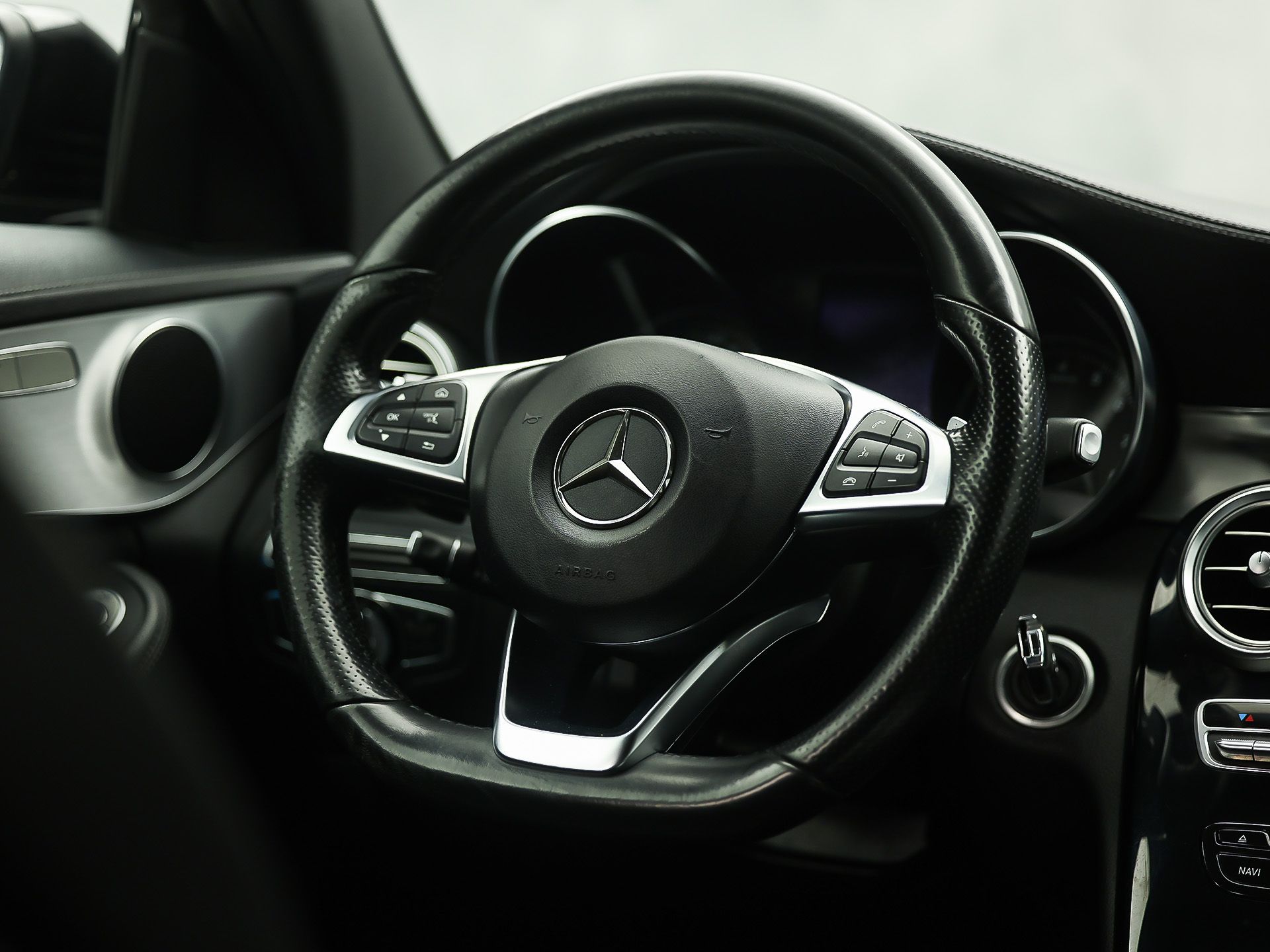 Mercedes-Benz C-Klasse 250 AMG Sport 211Pk Automaat (NAVIGATIE, RODE REMKLAUWEN, LEDER, STOELVERWARMING, ELEK SPORTSTOELEN, GETINT GLAS, SFEERVERLICHTING, NIEUWSTAAT)