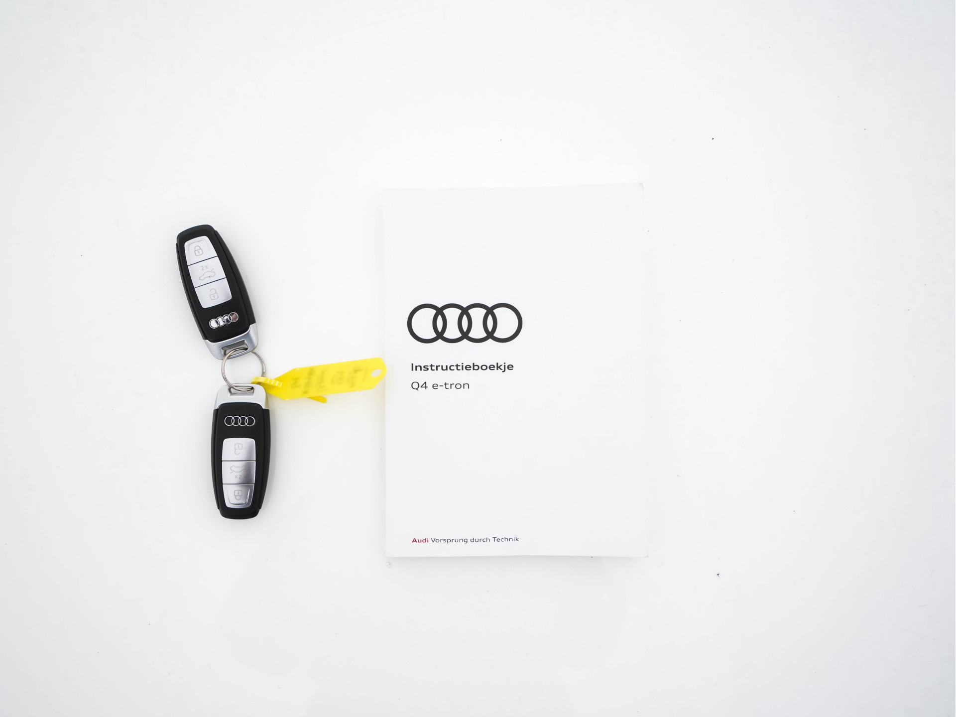 Audi Q4 e-tron 40 S-Line Competition Launch edition 77 kWh [ 3-Fase ] {SOH-87%} (INCL-BTW) *HEAT-PUMP | PANO | LEATHER-FABRIC | MATRIX-LED | ADAPTIVE-CRUISE | HEATED-SPORTSEATS | AMBIENT-LIGHT | DIGI-COCKPIT | CAMERA | KEYLESS | NAVI-FULLMAP | ...