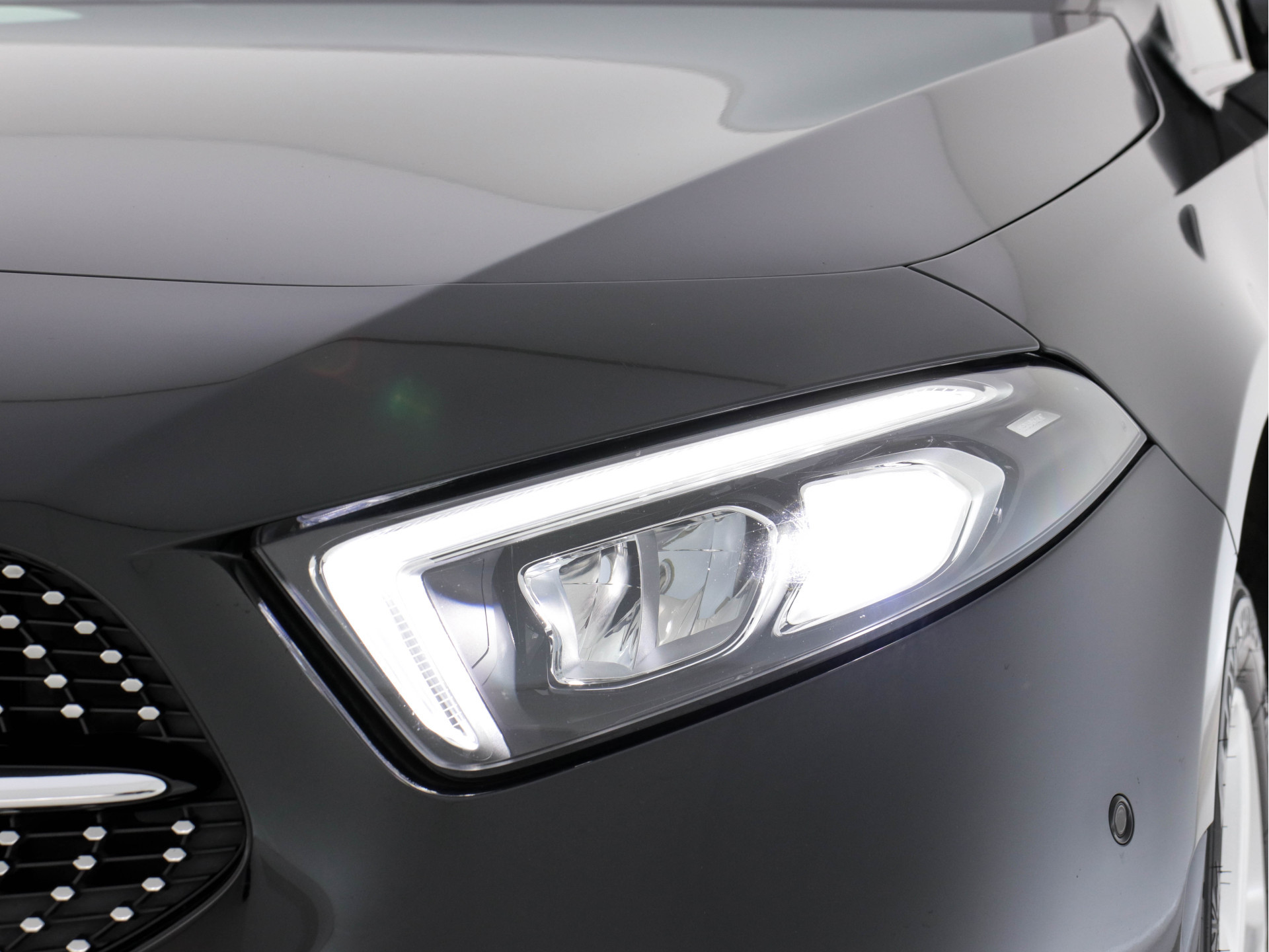 Mercedes-Benz A-klasse 160 Business Solution (INCL-BTW) *WIDE-SCREEN-COCKPIT | FULL-LED | HEATED-SPORTSEATS | LEATHER-MICROFIBRE | NAVI-FULLMAP | CAMERA | ECC | PDC | CRUISE | CARPLAY | AMBIENT-LIGHT | PRIVACY-GLASS | 18"ALU*