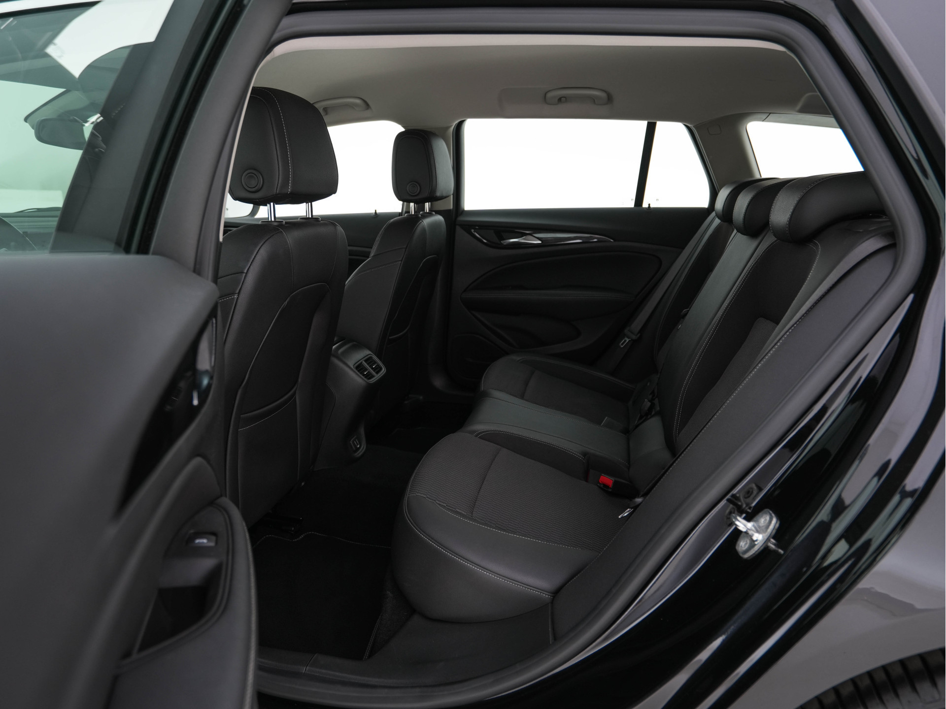 Opel Insignia Sports Tourer 1.5 Turbo Business Executive Aut. *NAVI-FULLMAP | LEATHER-FABRIC | KEYLESS | DAB+ | SPORT-SEATS  | ECC | PDC | CRUISE | TOWBAR | CARPLAY | 18''ALU*