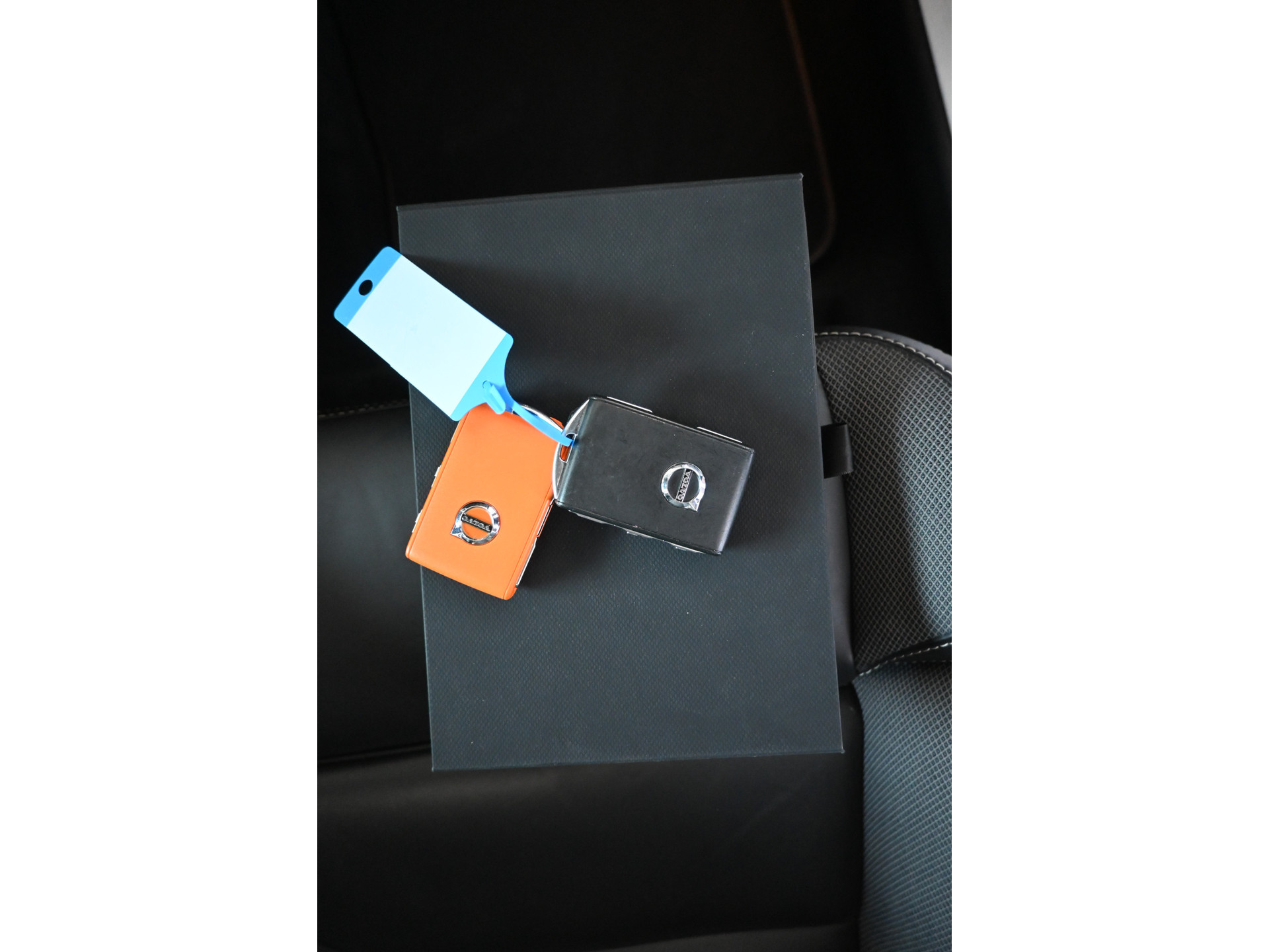 Volvo V60 2.0 T8 Plug-in hybrid AWD Plus Bright Panoramdak Stoelverwarming Carplay Led Adaptieve Cruise  Clima Lane Assist Camera 100% Onderhouden! Inruil Mogelijk!