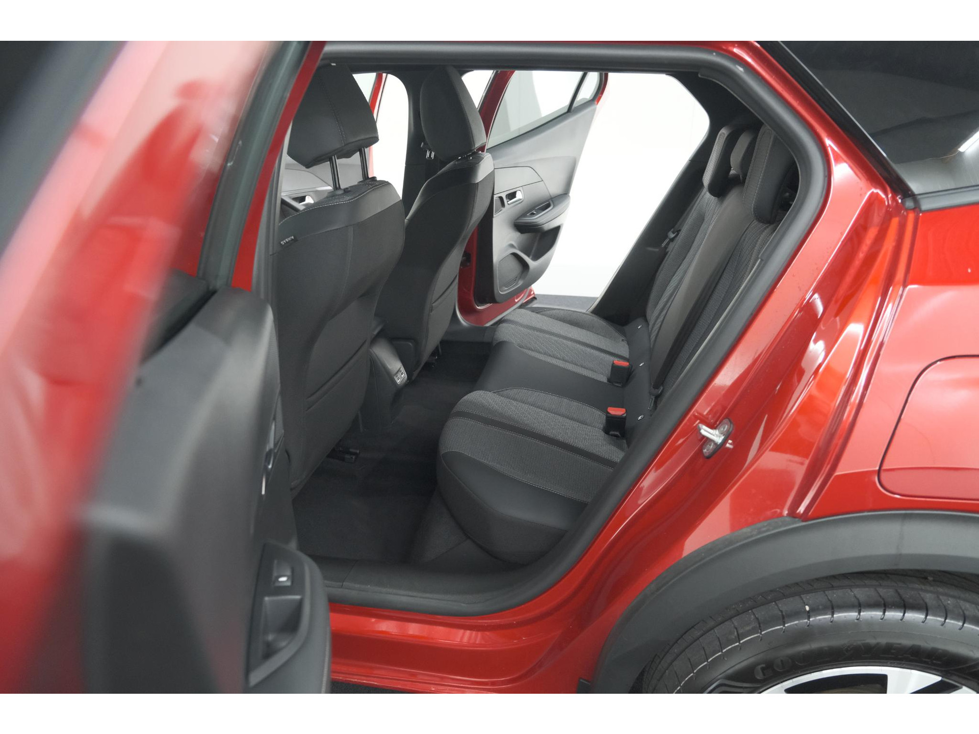 Peugeot 2008 1.2 Hybrid 145 Allure | 360 Camera | Adaptieve Cruise Control | Dodehoekdetectie | Apple Carplay