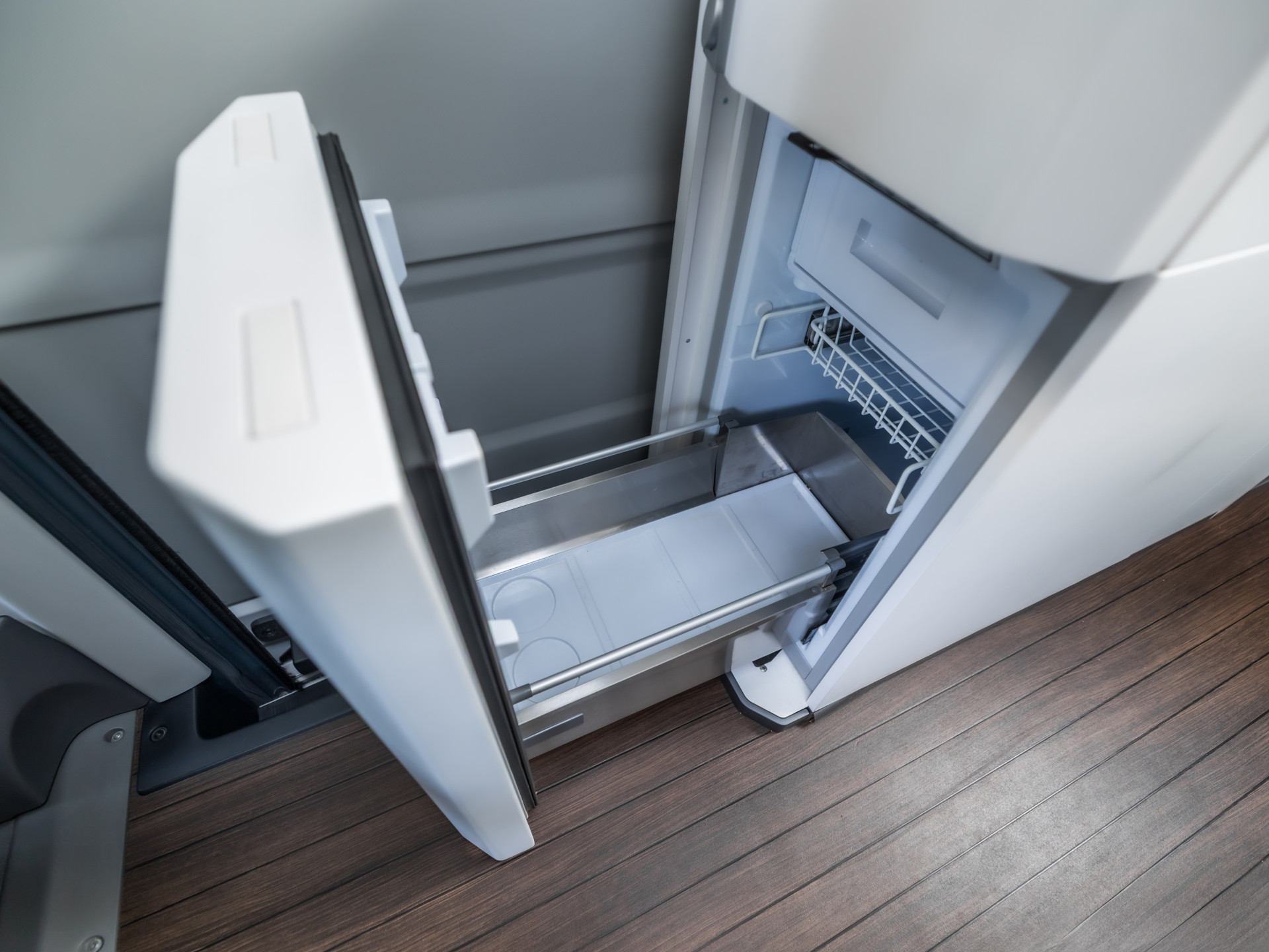 Volkswagen Crafter Grand California XXL 177Pk Automaat (LED KOPLAMPEN, STOELVERWARMING, KEUKEN, CENTRALE VERWARMING, KOELKAST, TOILET, DOUCHE, THULE ZONNESCHERM, FIETSENDRAGER, ZOET WATER)