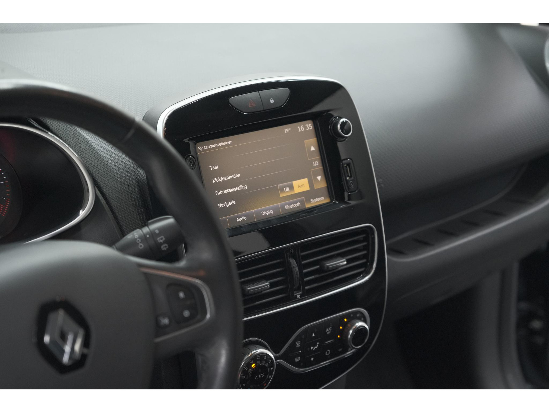 Renault Clio 1.2 Limited | Trekhaak | Navigatie | Parkeersensoren | Climate Control