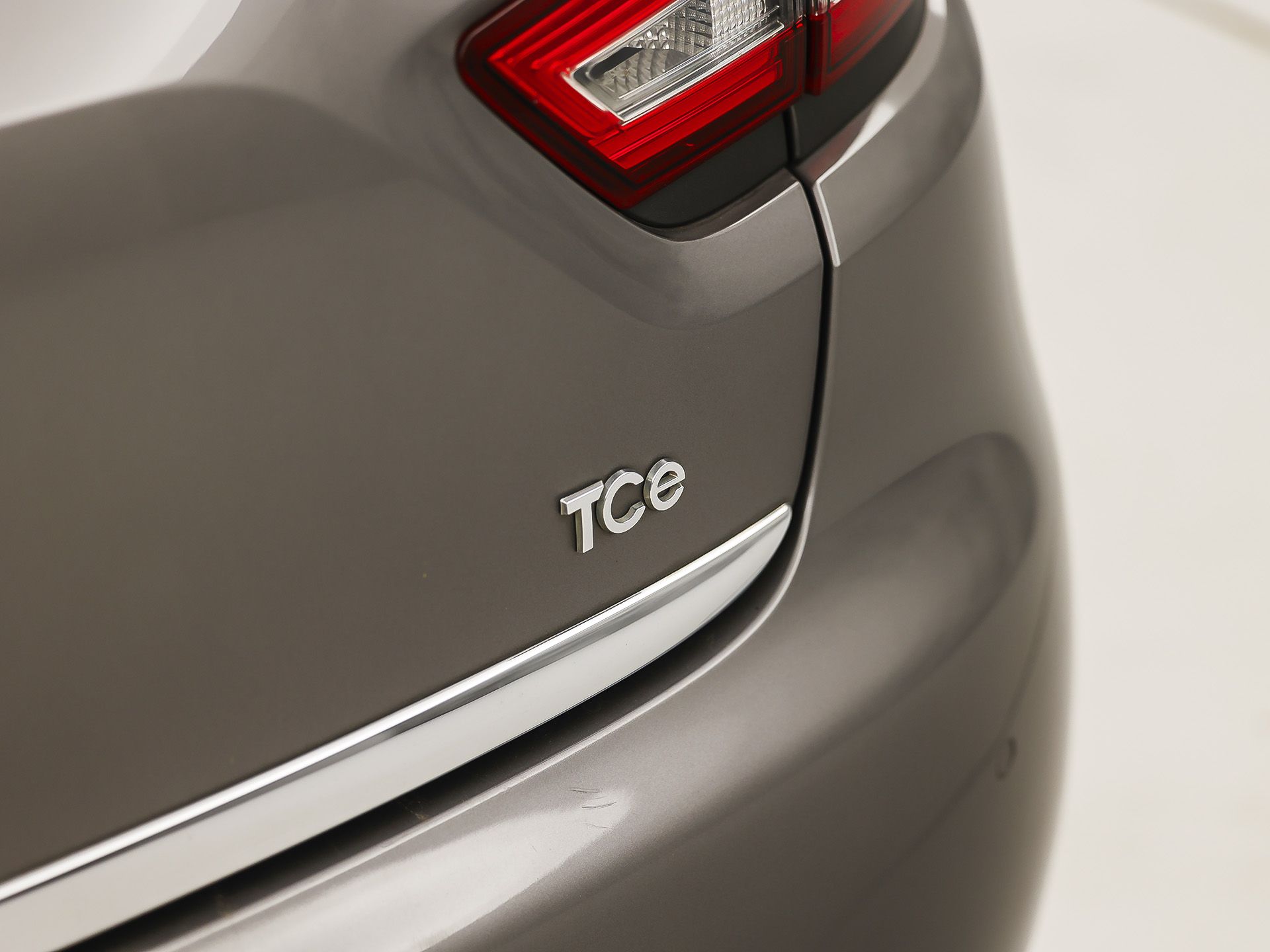 Renault Clio 0.9 TCe Dynamic Sport (NAVIGATIE, CRUISE, LM VELGEN, SPORTSTOELEN, PARKEERSENSOREN, BLUETOOTH, NIEUWE APK, NIEUWSTAAT)