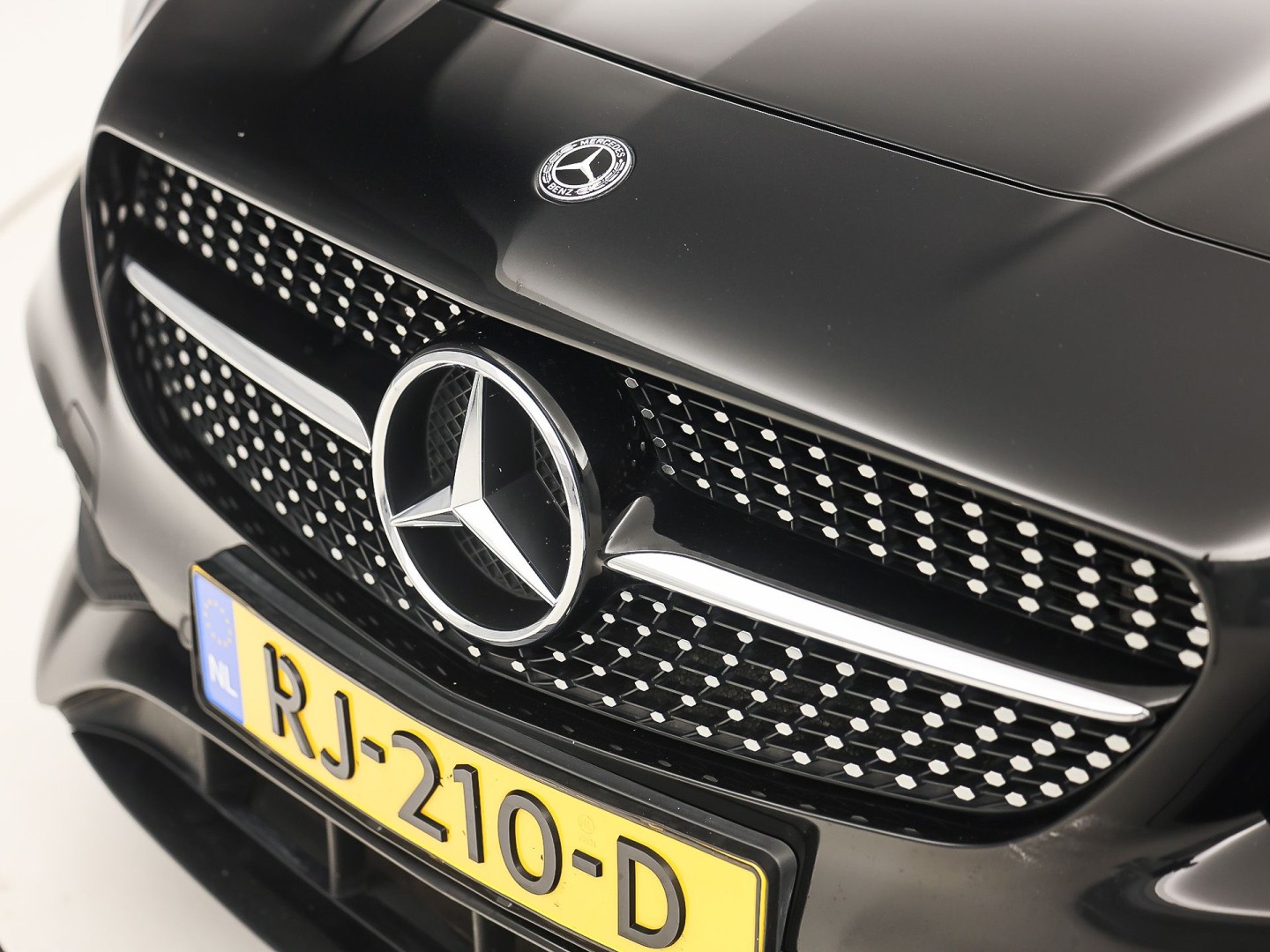 Mercedes-Benz CLA-Klasse 180 AMG Sport Automaat (PANORAMADAK, GROOT NAVI, BRUIN LEDER, CAMERA, STOELVERWARMING, SPORTSTOELEN, GETINT GLAS, DIAMOND GRILL, NIEUWE APK, NIEUWSTAAT)