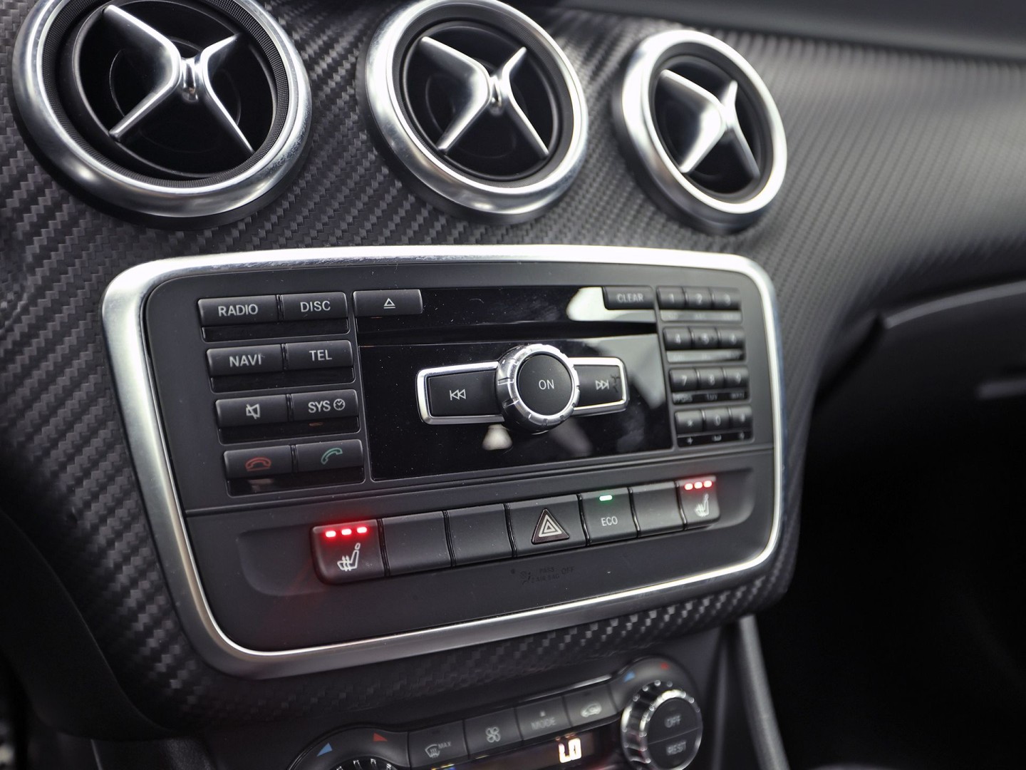 Mercedes-Benz A-Klasse 180 AMG Prestige Sport (NAVIGATIE, SPORTSTOELEN, MEMORY SEAT, STOELVERWARMING, LM VELGEN, GETINT GLAS, NIEUWE APK)