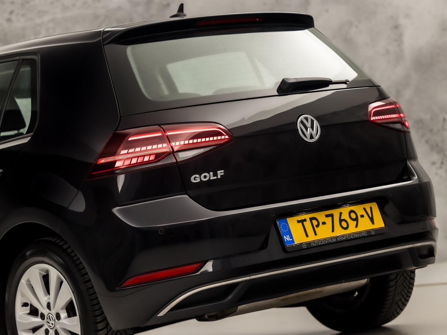 Volkswagen Golf 1.0 TSI Sportline (APPLE CARPLAY, GROOT NAVI, ALCANTARA, DYNAMISCHE KNIPPERLICHTEN, SPORTSTOELEN, STOELVERWARMING, ADAPTIVE CRUISE, PARKEERSENSOREN, NIEUWSTAAT)