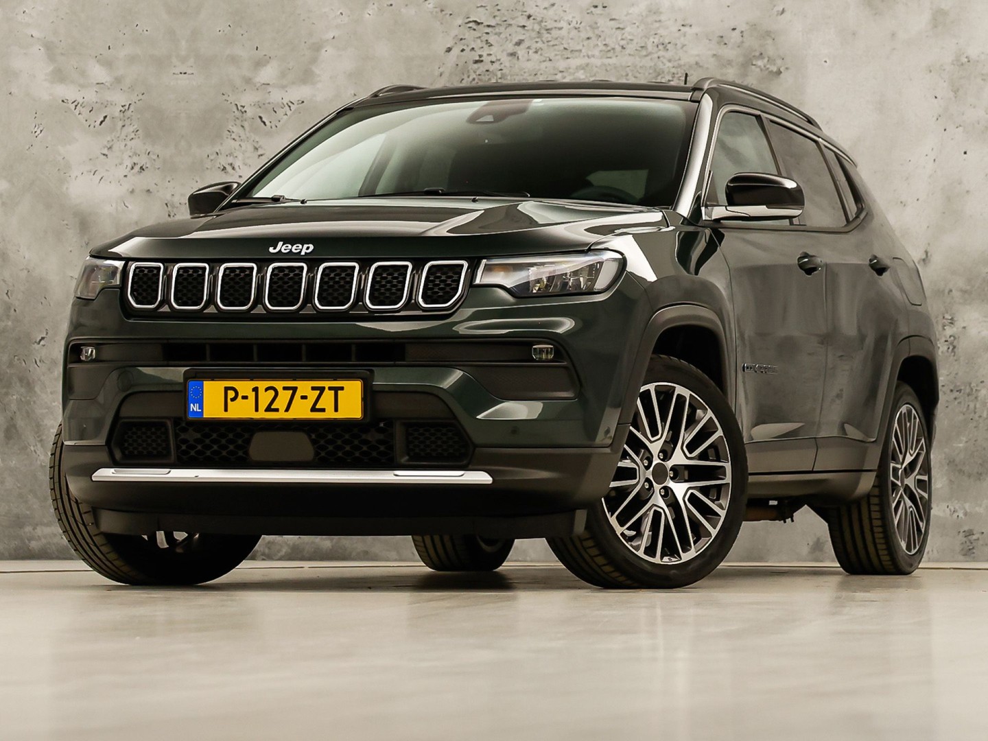 Jeep Compass 4xe 190 Plug-in Hybrid Electric Night Eagle. Automaat (NAP, APPLE CARPLAY, GROOT NAVI, LEDER, ADAPTIVE CRUISE, SPORTSTOELEN, GETINT GLAS, KEYLESS, NIEUWSTAAT)