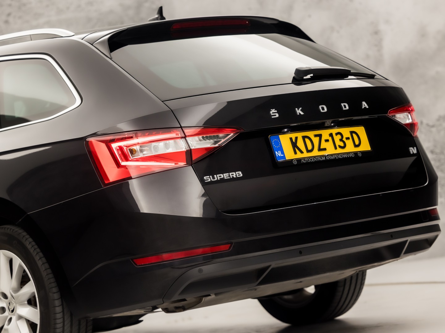 Škoda Superb Combi 1.4 TSI iV Business Sport 218Pk Automaat (VIRTUAL COCKPIT, APPLE CARPLAY, GROOT NAVI, CAMERA, STOELVERWARMING, SPORTSTOELEN, KEYLESS, ADAPTIVE CRUISE, GETINT GLAS, NIEUWSTAAT)