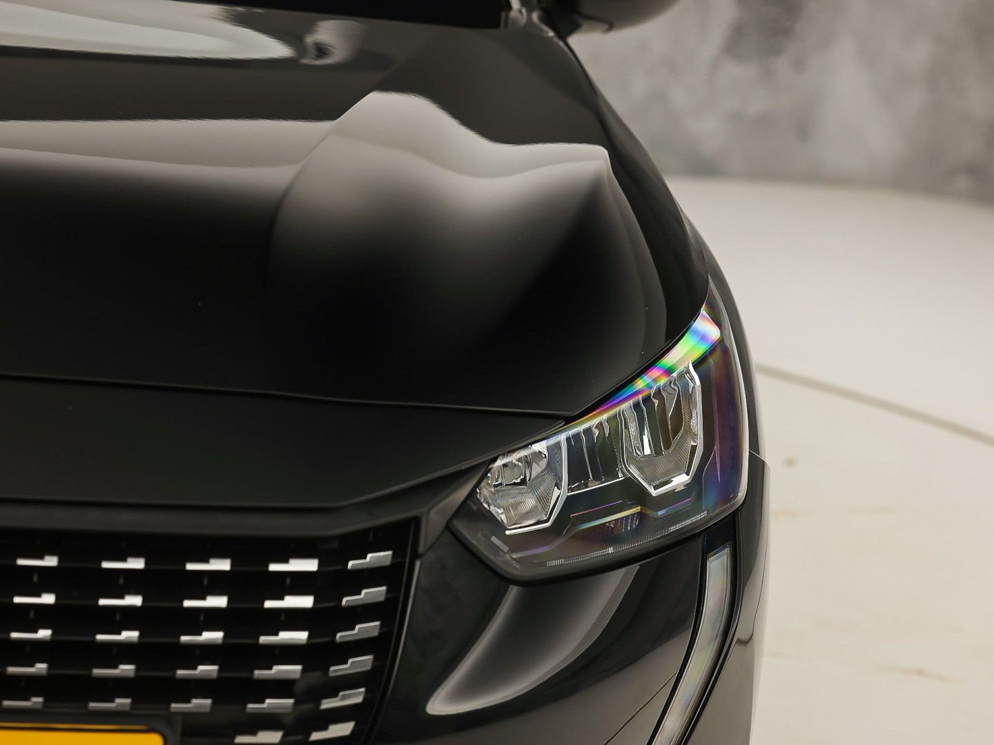 Peugeot 208 1.2 PureTech Sport Automaat (APPLE CARPLAY, KEYLESS, PARKEERSENSOREN, SPORTSTOELEN, CRUISE, LANE ASSIST, NIEUWE APK, NIEUWSTAAT)