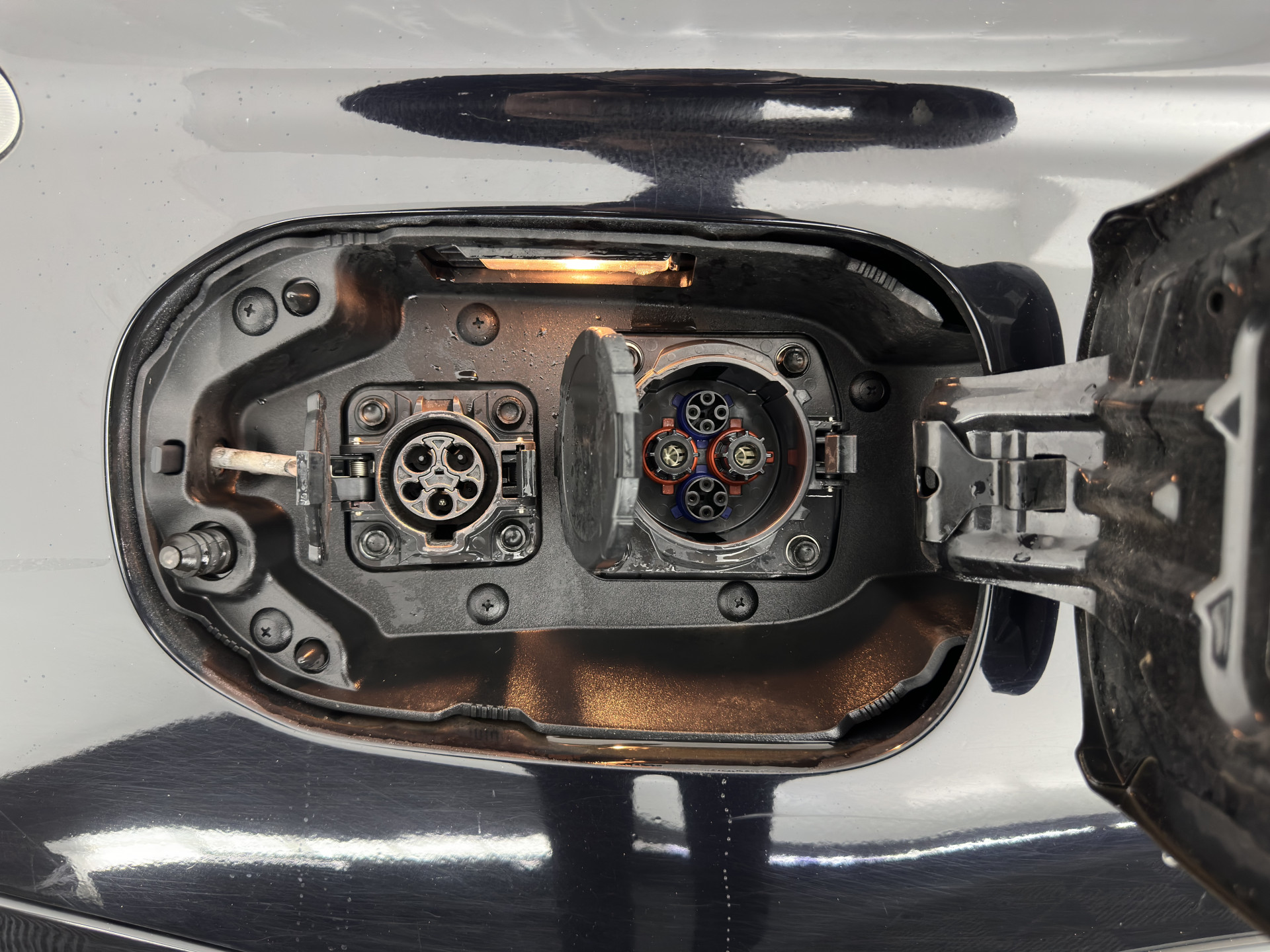 Mitsubishi Outlander 2.0 PHEV Business Edition X-Line (INCL-BTW) Aut. *LEATHER-FABRIC | NAVI-FULLMAP | KEYLESS | CAMERA | COMFORT-SEATS | ECC | CRUISE | PRIVACY-GLASS | SHIFT-PADDLES |  TOWBAR | 18''ALU*