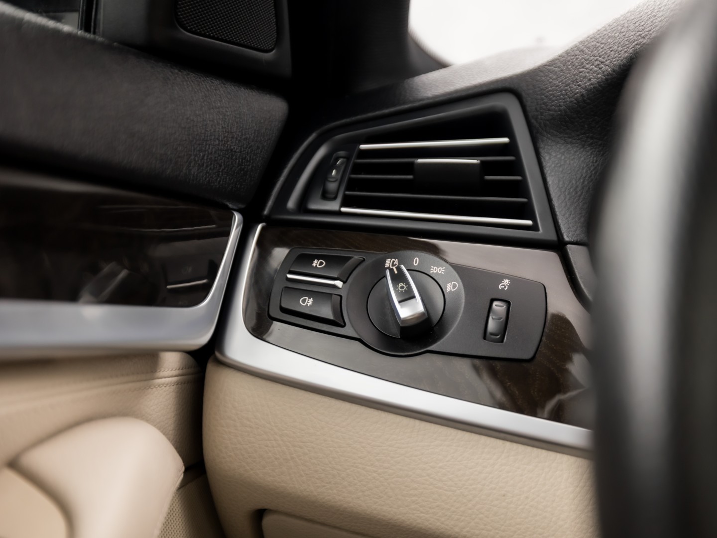 BMW 5 Serie 528i High Executive 245Pk Automaat (SCHUIFDAK, GROOT NAVI, LEDER, GETINT GLAS, ELEK SPORTSTOELEN, ZWART HEMEL, STOELVERWARMING, PARKEERSENSOREN, XENON, NIEUWSTAAT)