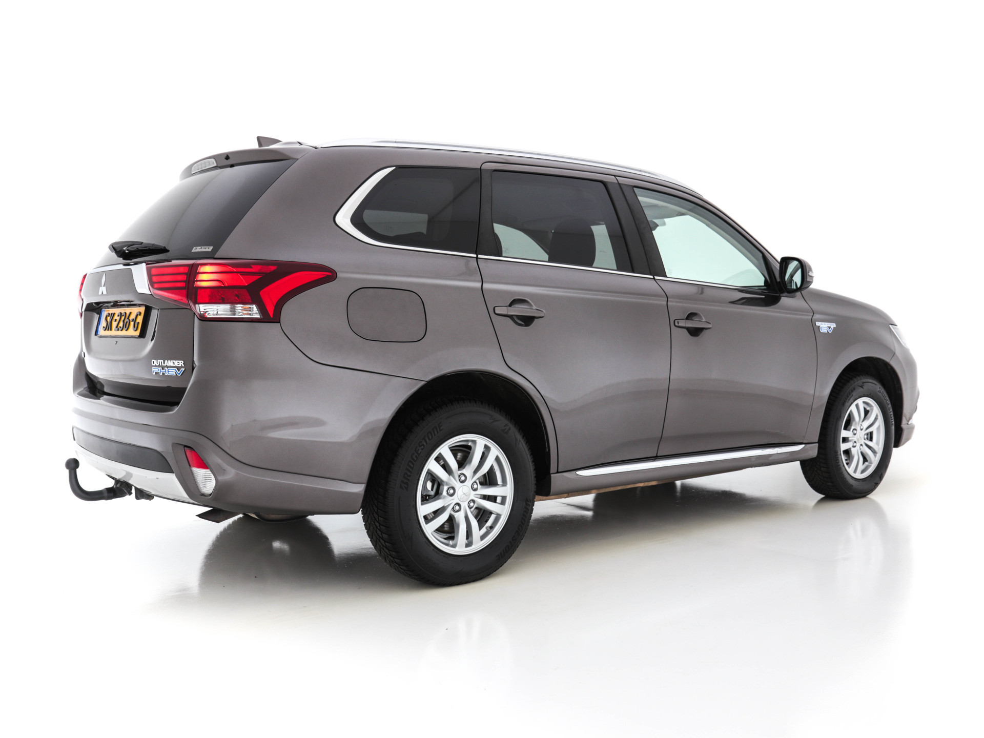Mitsubishi Outlander 2.0 Plug-in Hybrid AWD (INCL-BTW)  *MICROFIBRE-LEATHER | NAVI-FULLMAP | KEYLESS | DAB | CAMERA | ECC | CRUISE | CARPLAY | PRIVACY-GLASS | TOWBAR | SHIFT-PADDLES | 16"ALU*