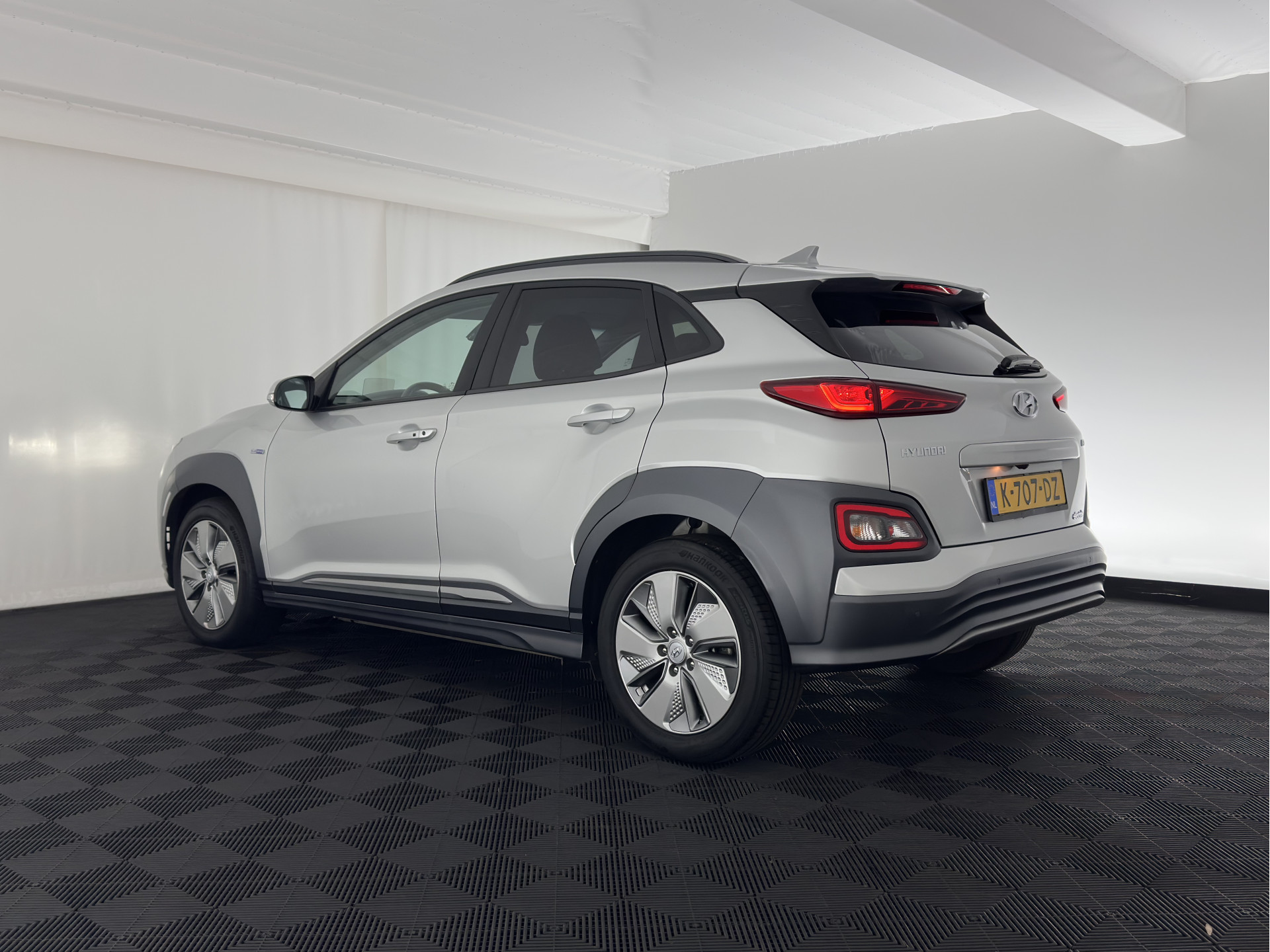 Hyundai Kona EV Fashion 64 kWh (3-Fase) {SOH-100%} (INCL-BTW)  Aut * HEATPUMP | NAVI-FULLMAP | LEATHER-FABRIC | KEYLESS | CAMERA | DAB | ECC | PDC | ADAPTIVE-CRUISE | LANE-ASSIST | HEATED SEATS | PRIVACY-GLASS | HEAD-UP | SHIFT-PADDLES | 17"A