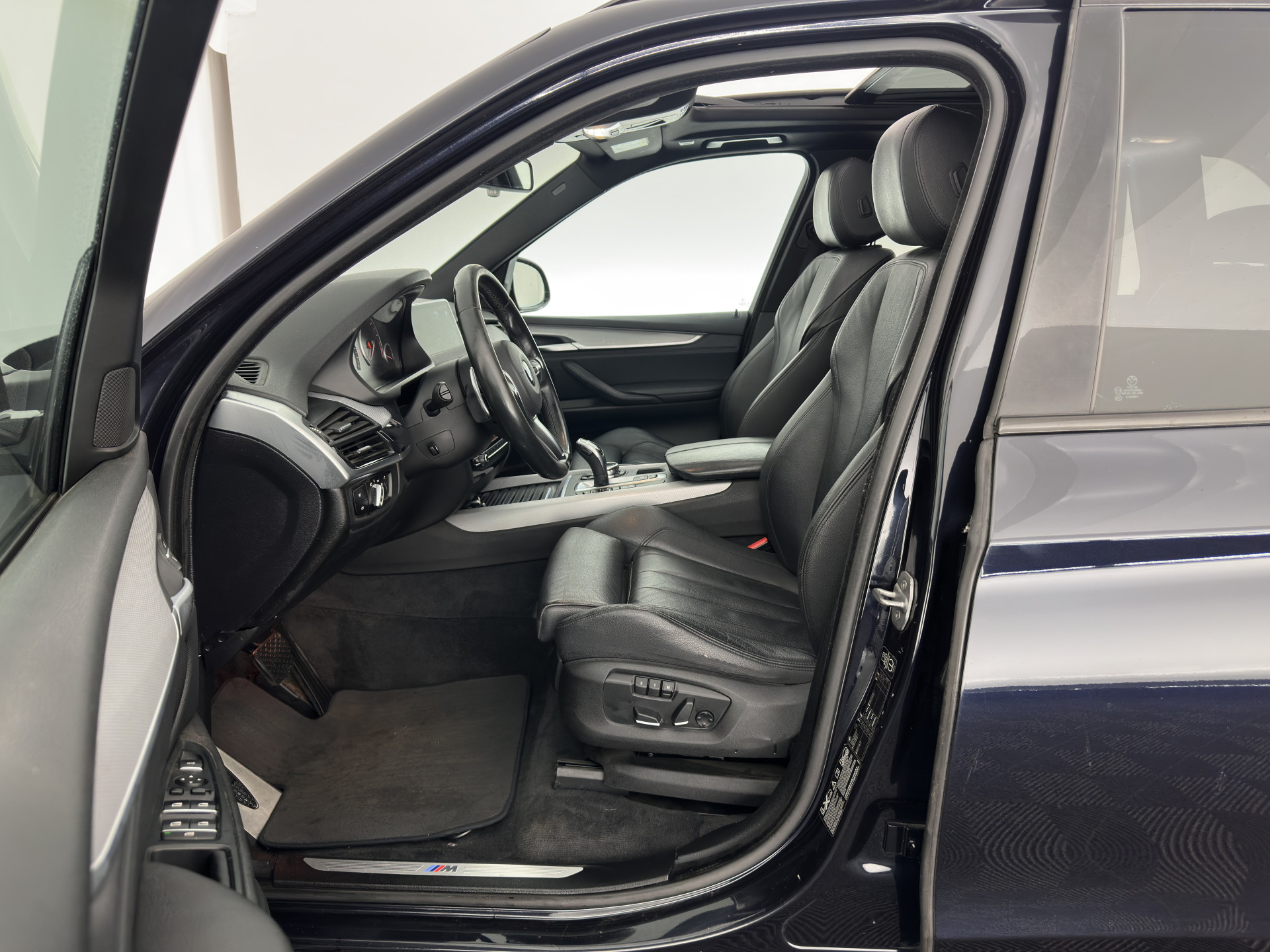 BMW X5 xDrive50i M-Sport High Executive [ 7-pers. ] Aut. *PANO | LUXURY-LEATHER | FULL-LED | HEAD-UP | MEMORY-PACK | DIGI-COCKPIT | KEYLESS | CAMERA | NAVI-FULLMAP | AMBIENT-LIGHT | HEATED-COMFORTSEATS | SHIFT-PADDLES | PRIVACY-GLASS | TOWBAR