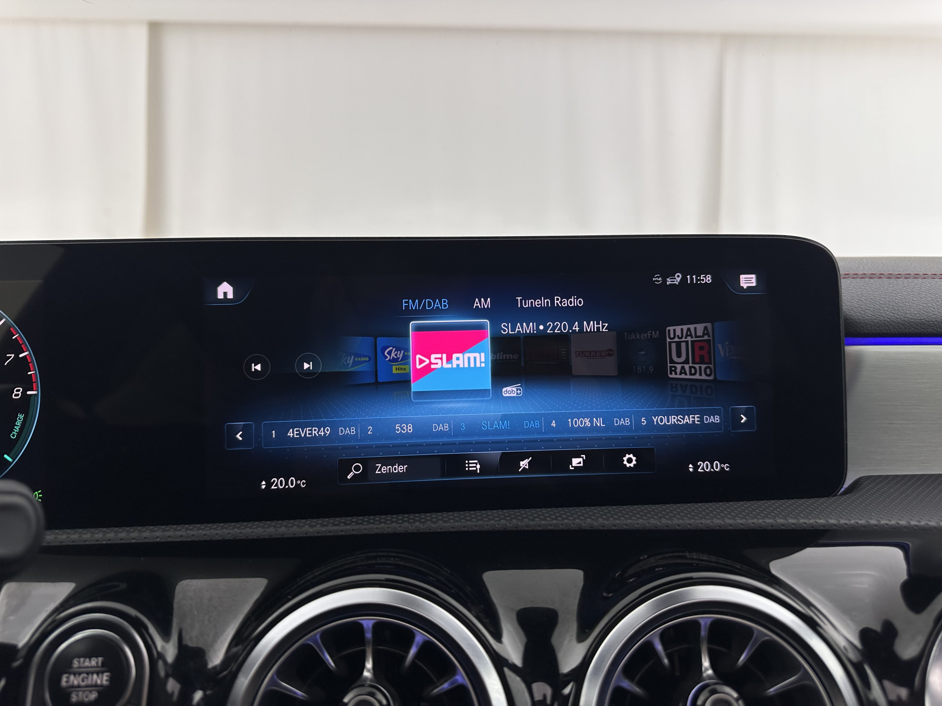 Mercedes-Benz CLA-klasse Shooting Brake 250 e AMG Line ( Plug-in ) (INCL.BTW) *PANO | LEATHER-MICROFIBRE | MULTIBEAM-LED | AMBIENT-LIGT | BLIND-SPOT | HEATED-SPORTSEATS | WIDE-SCREEN-DIGICOCKPIT | DAB+ | NAVI-FULLMAP | CAMERA | PRIVACY-GLASS | TOWBAR | 19