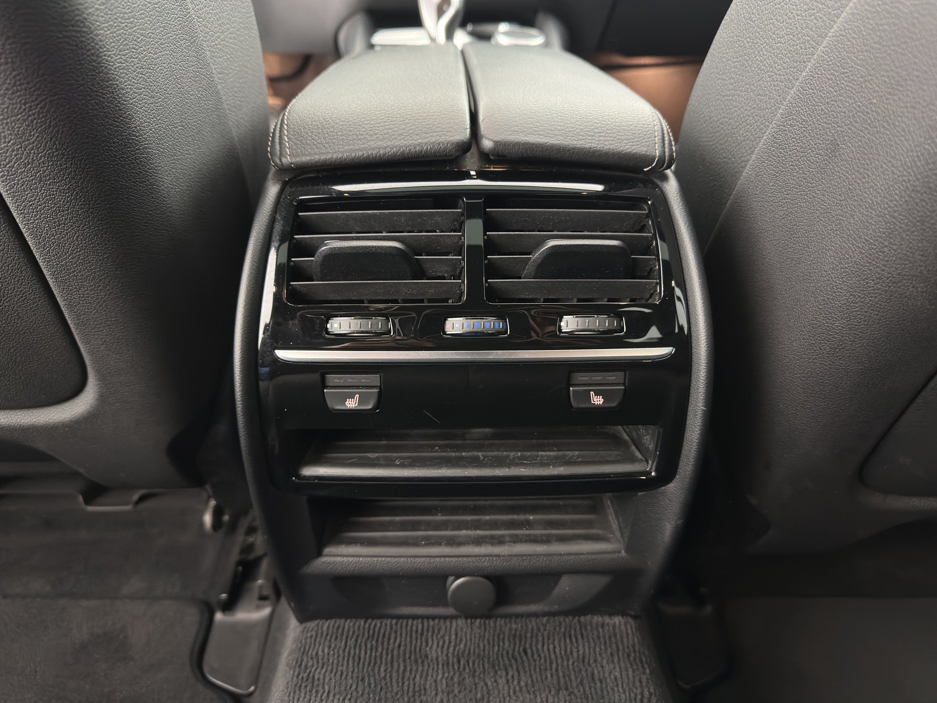 BMW 5-serie Touring 530d Sportline High Executive Aut. *PANO | LEATHER | FULL-LED | MEMORY-PACK | TOP-VIEW | HEATED-COMFORTSEATS | NAVI-FULLMAP | PRIVACY-GLASS | AMBIENT-LIGHT | ECC | CARPLAY | PDC | TOWBAR | SHIFT-PADDLES | 20"ALU*