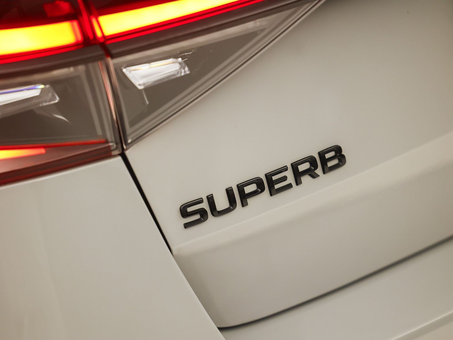 ŠKODA Superb Combi 1.4 TSI iV Sportline 218Pk Automaat (VIRTUAL COCKPIT, SOH 90,5%, APPLE CARPLAY, MEMORY SEATS, STOELVERWARMING ACHTER, GETINT GLAS, ADAPTIVE CRUISE, SFEERVERLICHTING, NIEUWE APK, NIEUWSTAAT)