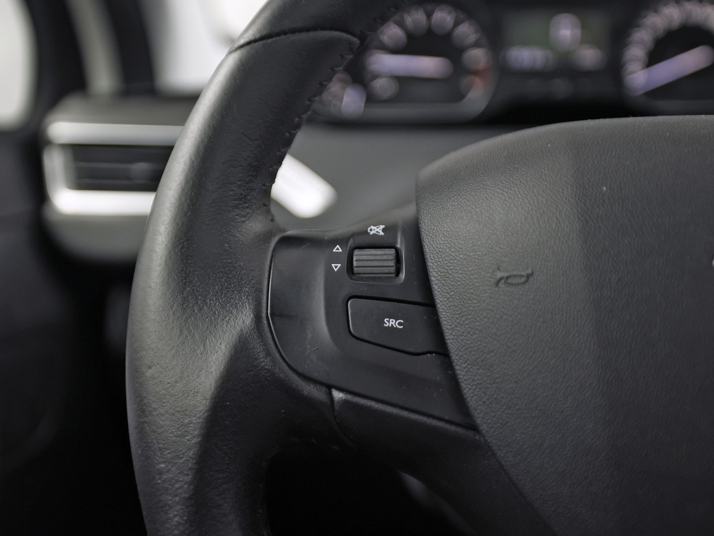 Peugeot 2008 1.2 PureTech Sport (PANORAMADAK, APPLE CARPLAY, NAVIGATIE, LM VELGEN, SPORTSTOELEN, PARKEERSENSOREN, CRUISE, NIEUWSTAAT)