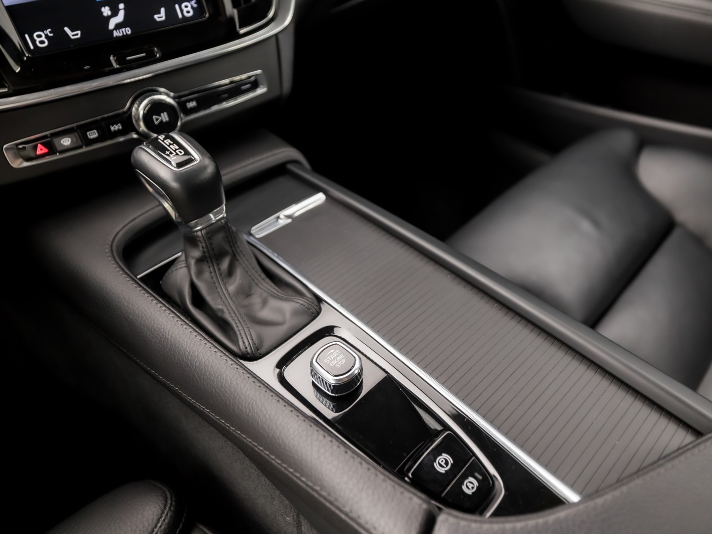 Volvo V90 2.0 T4 Momentum Sport 190Pk Automaat (APPLE CARPLAY, GROOT NAVI, LEDER, GETINT GLAS, STOELVERWARMING ACHTER, MEMORY SEATS, ELEK ACHTERKLEP, NIEUWE APK, NIEUWSTAAT)