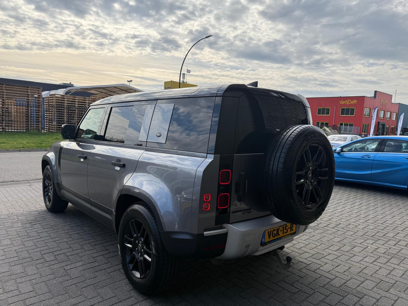 Land Rover Defender 2.0 D240 110 S | 3/6/12MND GARANTIE | GRIJSKENTEKEN| PANO | CRUISE | LED | CARPLAY | DAB | NAVI | LMV |