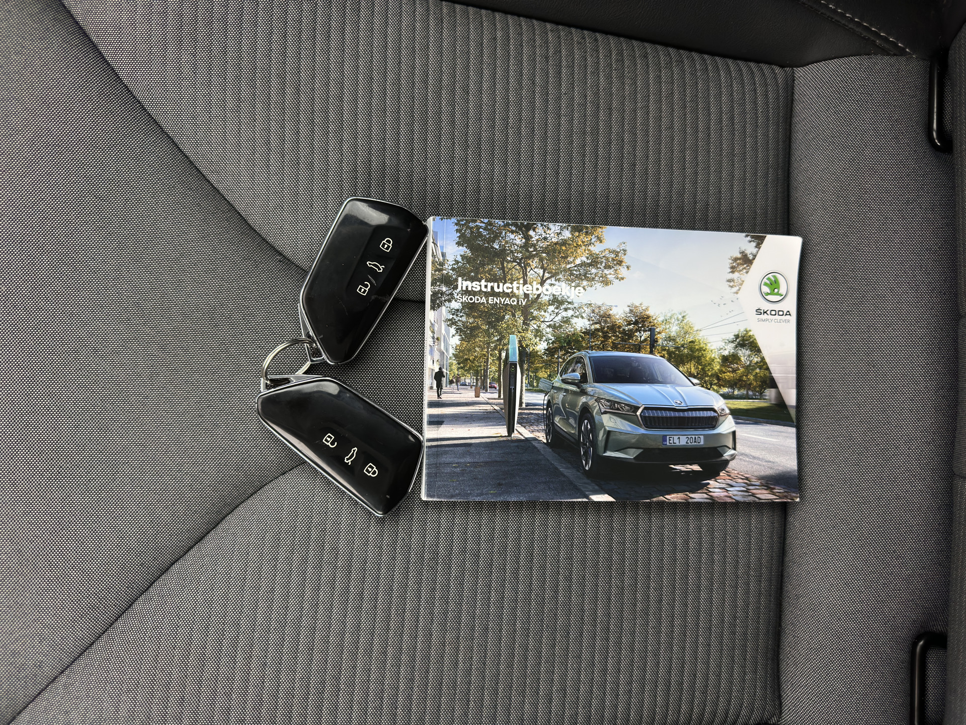 ŠKODA Enyaq iV 80 [ 3-Fase ] {SOH-88% } (INCL-BTW) *LEATHER-FABRIC | FULL-LED | DIGI-COCKPIT | CAMERA | KEYLESS | NAVI-FULLMAP | AMBIENT-LIGHT | ECC | HEATED-COMFORTSEATS | DAB+ | PDC | CRUISE | CARPLAY | TOWBAR | 19"ALU*