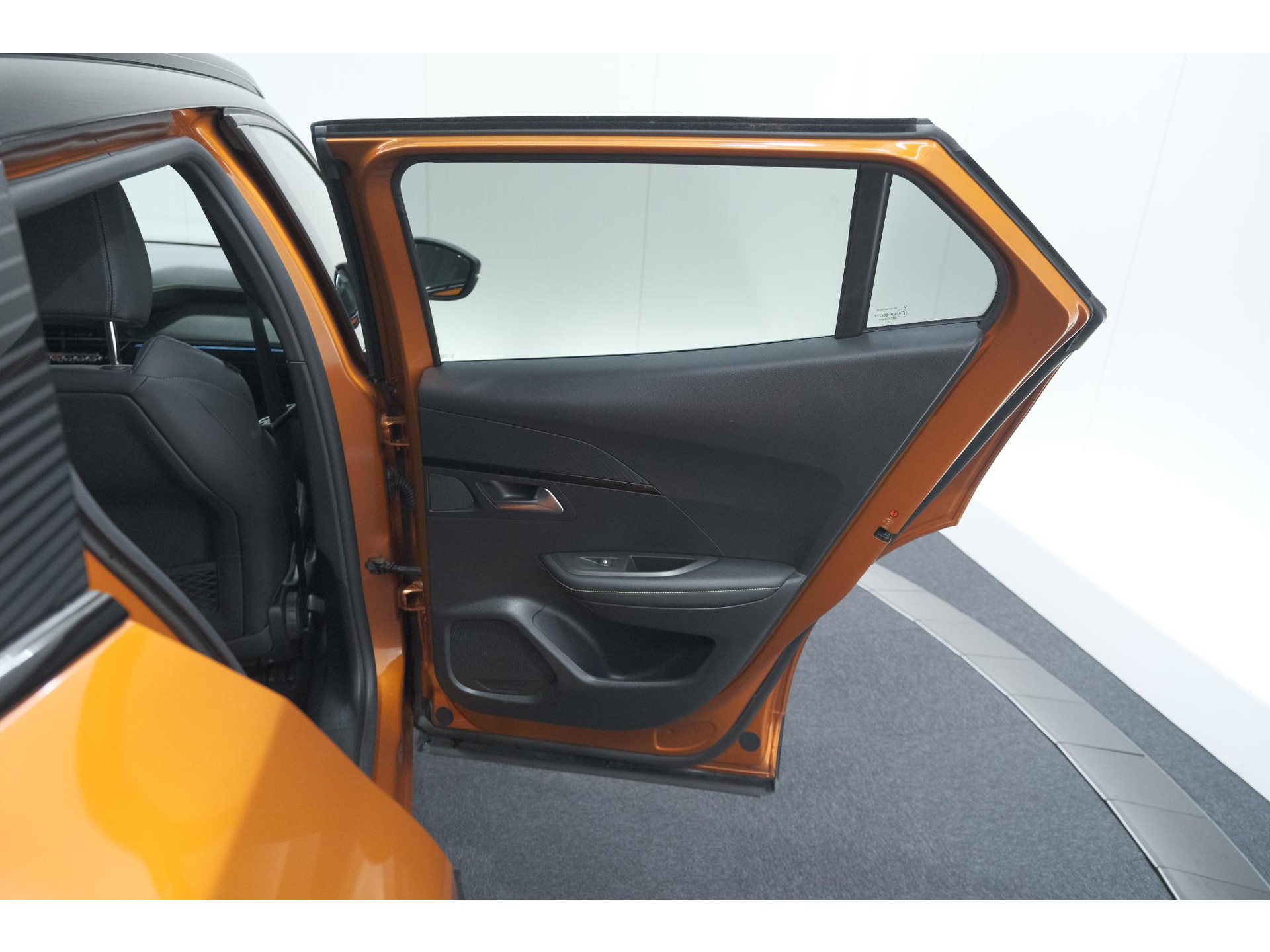 Peugeot 2008 PureTech 130 GT Pack | Leer-pakket | Camera | Dodehoekdetectie | Apple Carplay | Stoelverwarming