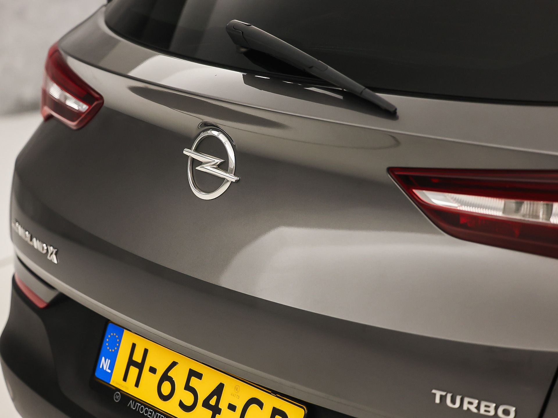 Opel Grandland X 1.2 Turbo Sport Automaat (APPLE CARPLAY, GROOT NAVI, CLIMATE, STUUR/STOELVERWARMING, SPORTSTOELEN, PARKEERSENSOREN, GETINT GLAS, CRUISE, NIEUWSTAAT)