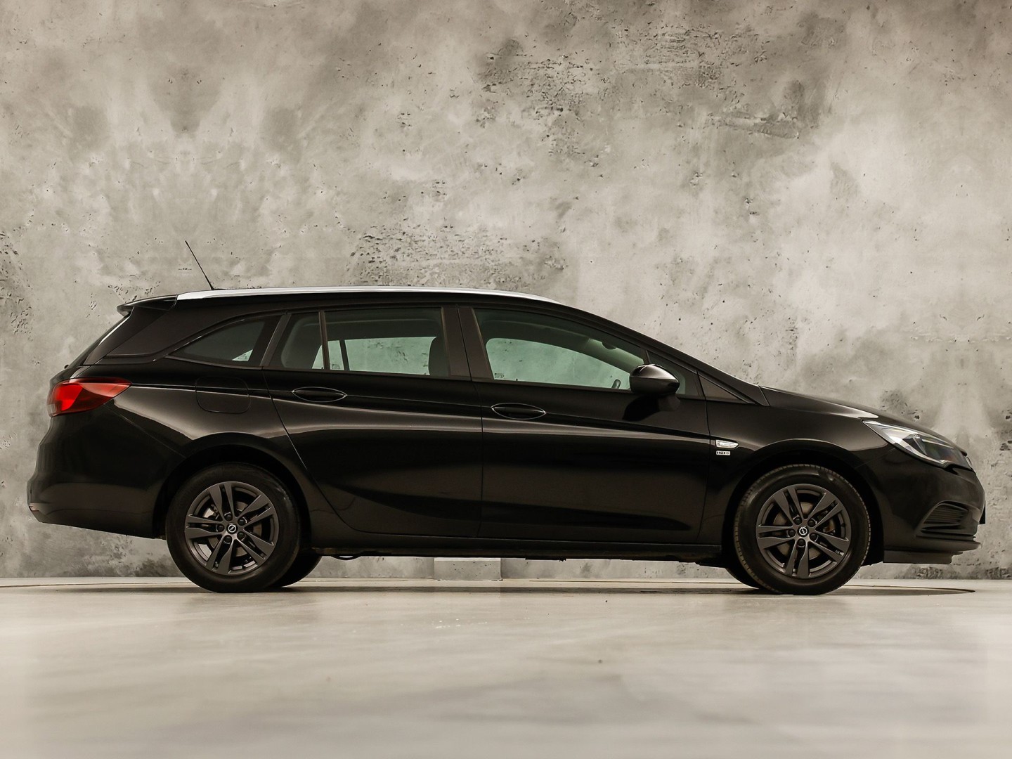 Opel Astra Sports Tourer 1.0 Turbo 120 Jaar Edition (APPLE CARPLAY, NAVIGATIE, LM VELGEN, PARKEERSENSOREN, SPORTSTOELEN, CRUISE, NIEUWE APK, NIEUWSTAAT)
