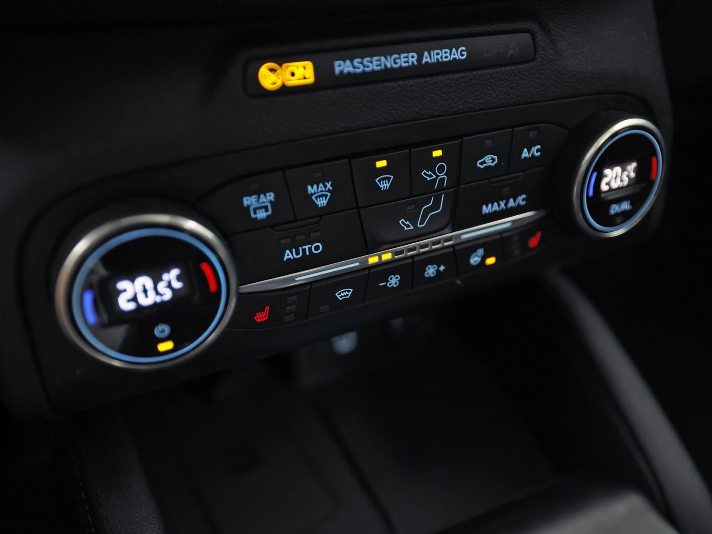 Ford Focus 1.0 EcoBoost ST Line 125Pk (PANORAMADAK, APPLE CARPLAY, GROOT NAVI, STUUR/STOELVERWARMING, BANG&OLUFSEN, TREKHAAK, SPORTSTOELEN, GETINT GLAS, ADAPTIVE CRUISE, LED KOPLAMPEN, NIEUWSTAAT)